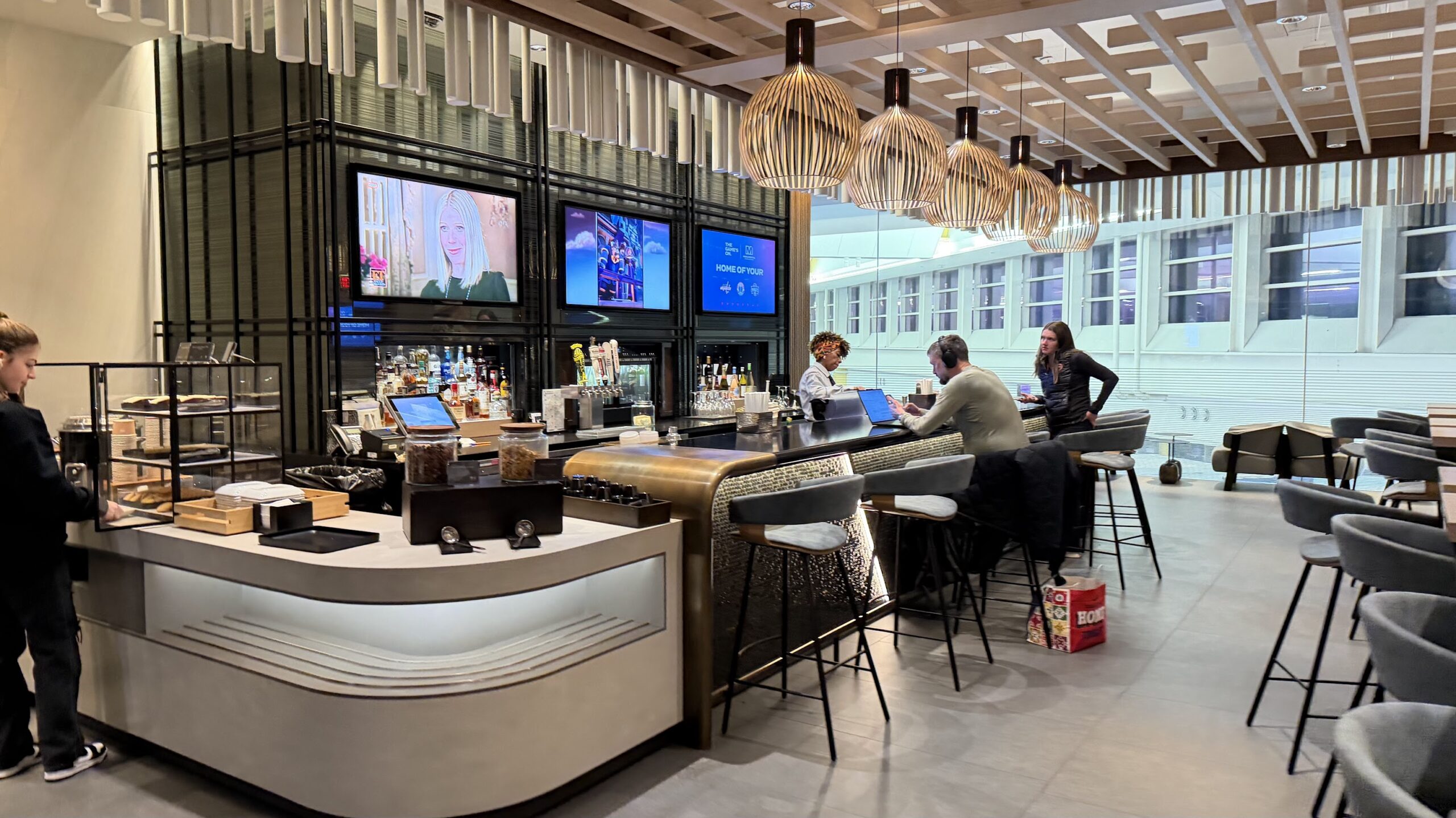 Admirals Club DCA's bar