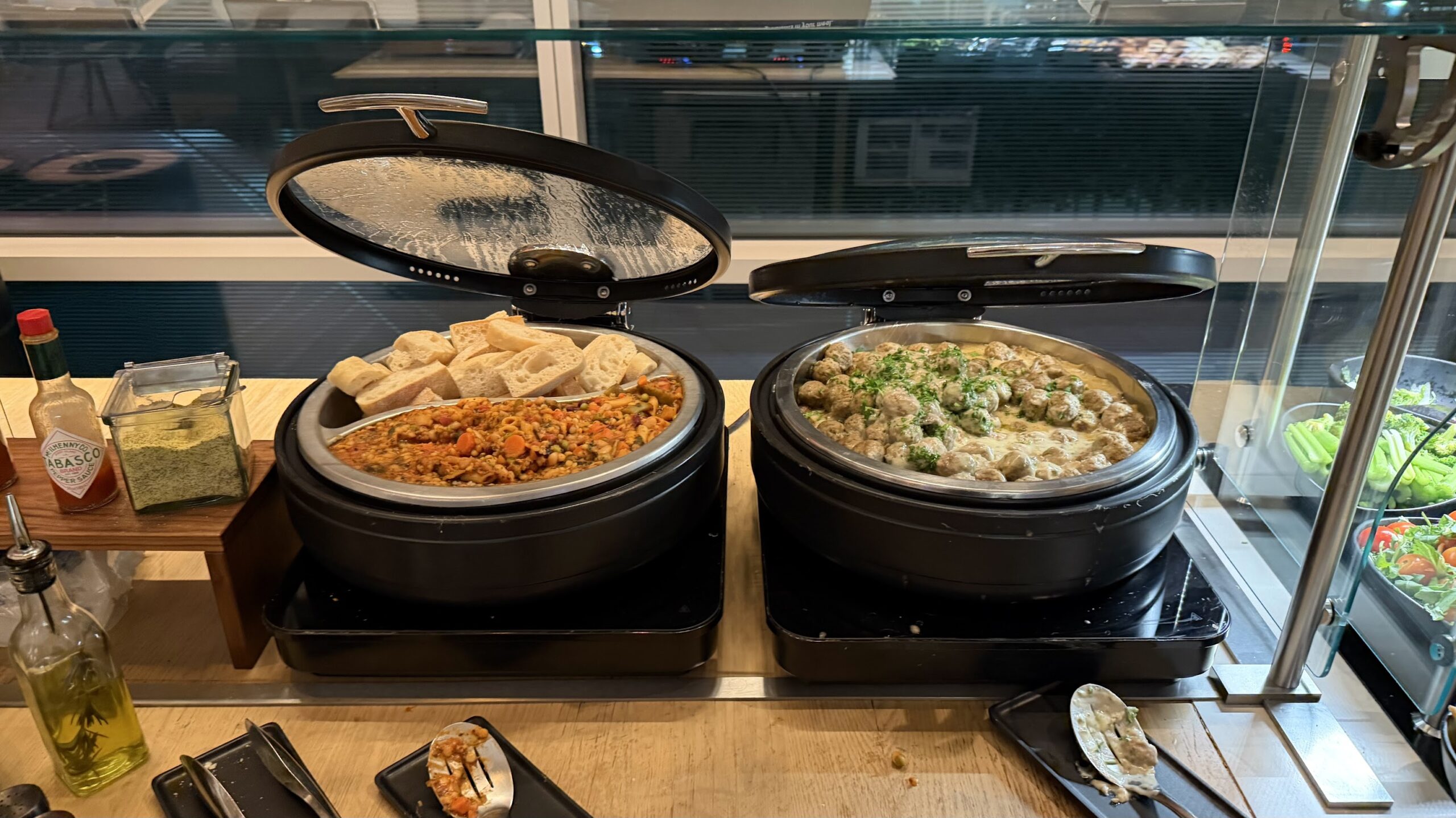 Admirals Club DCA hot buffet
