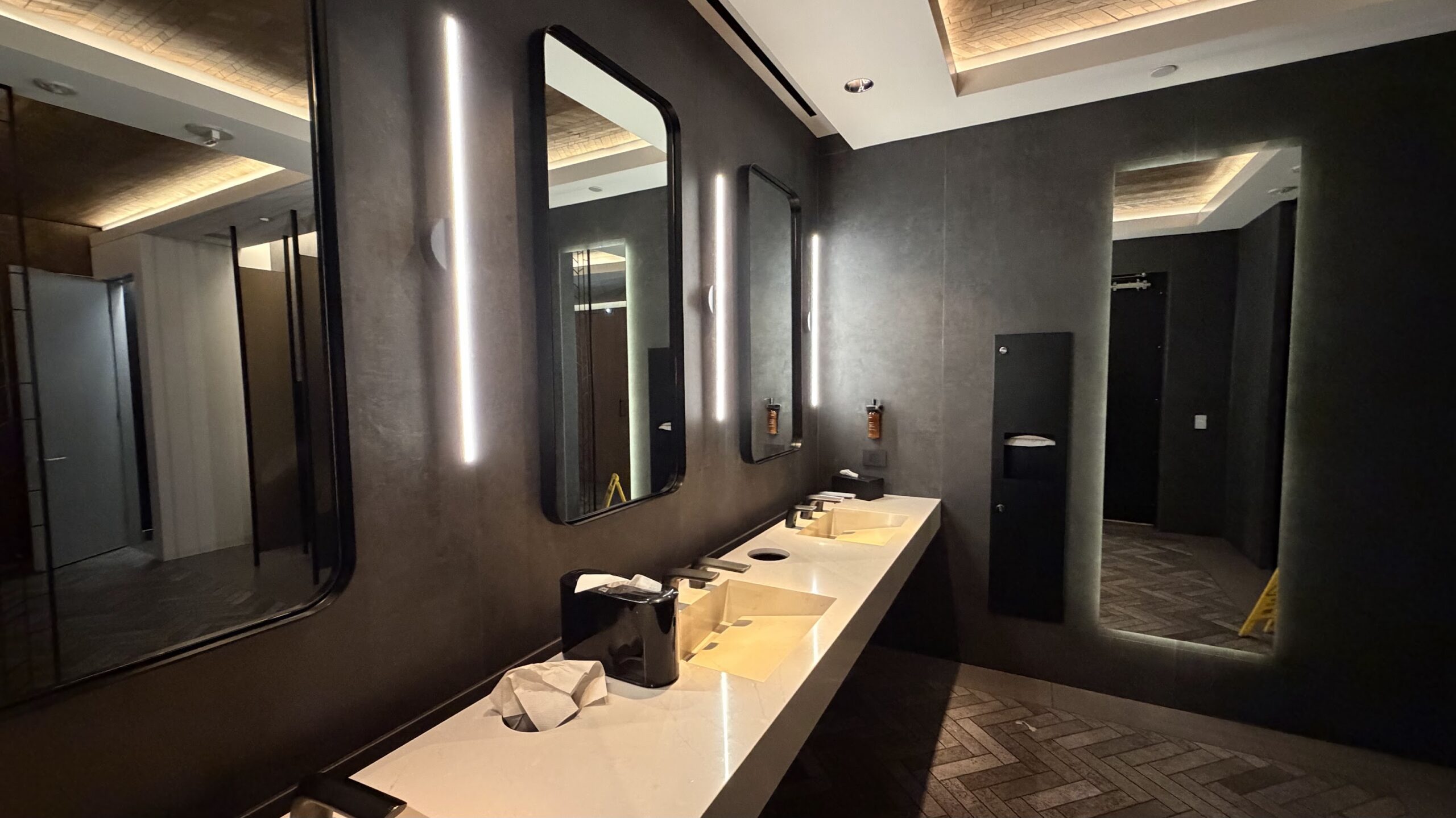 Admirals Club DCA washroom