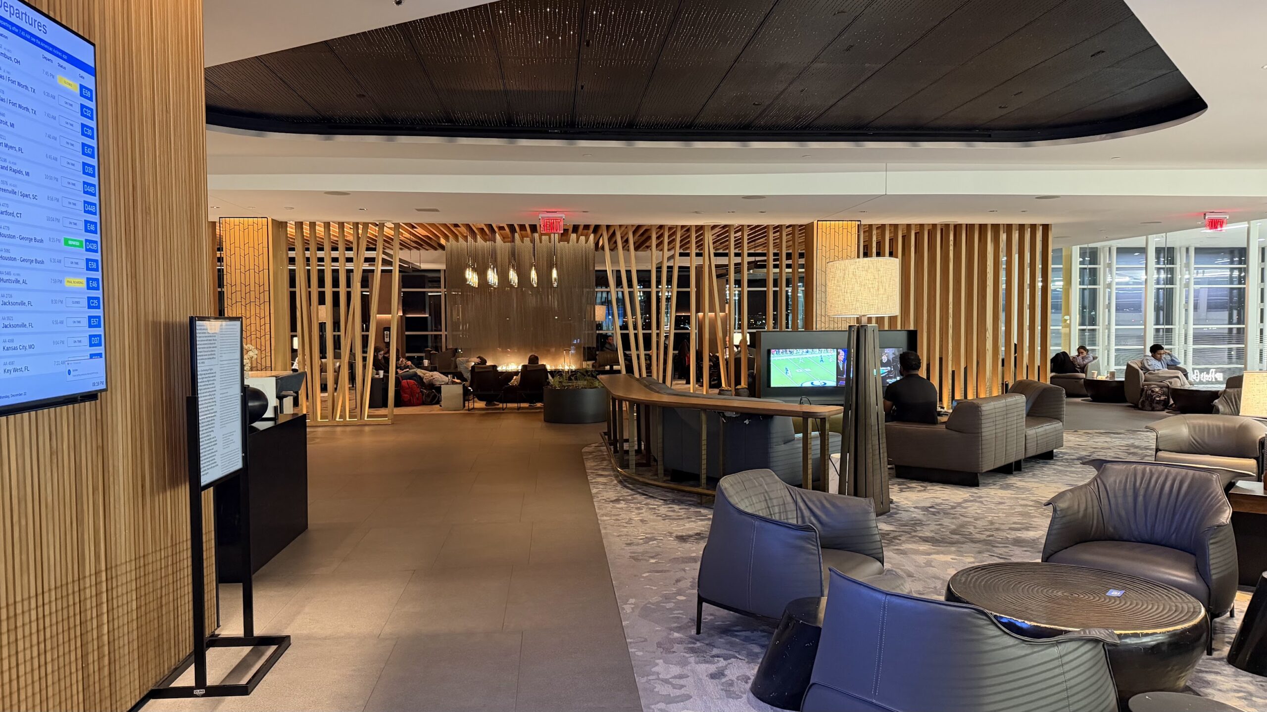 Admirals Club DCA seating area