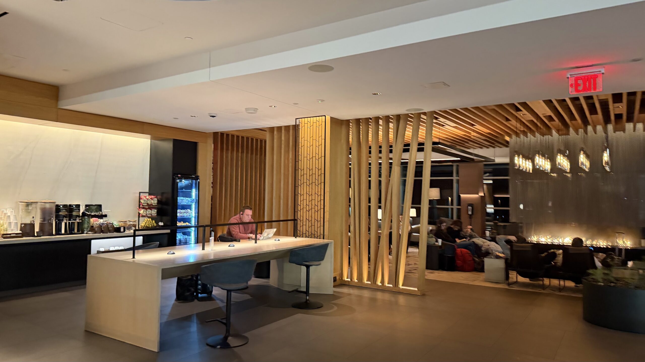 Admirals Club DCA lounge area