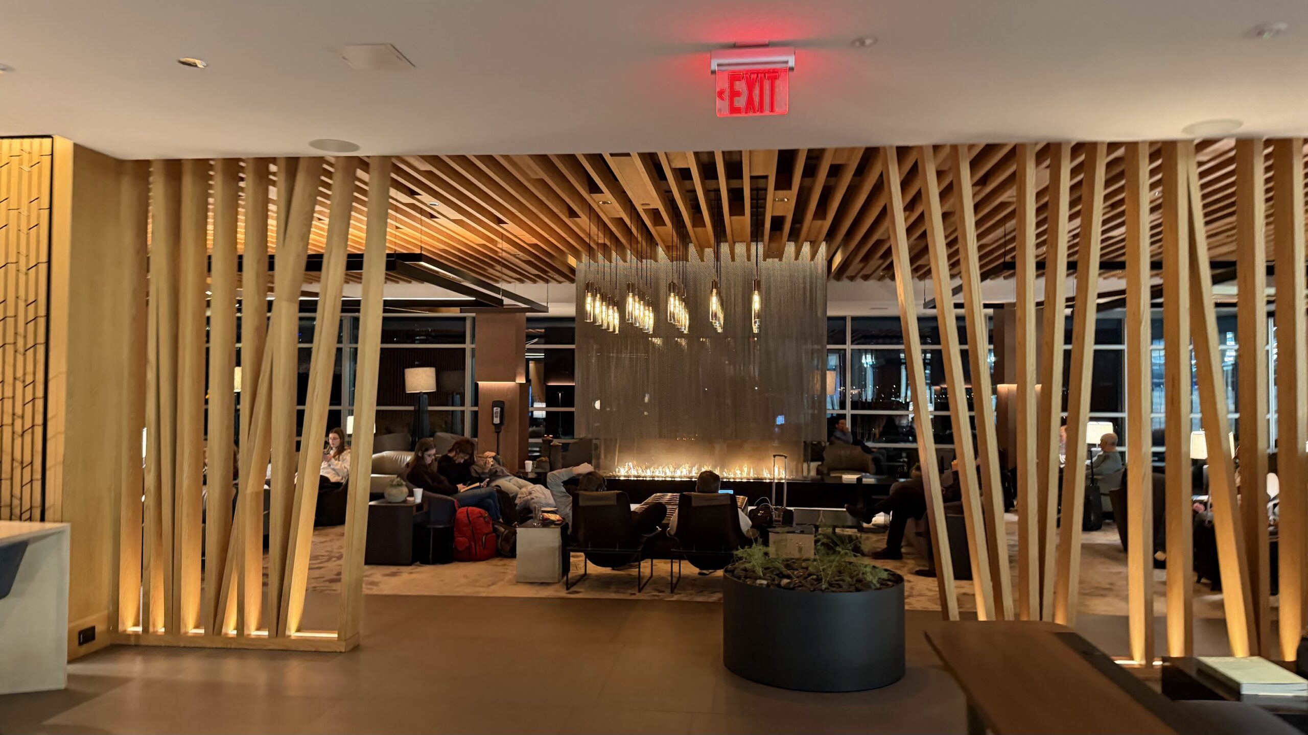 Admirals Club DCA lounge area