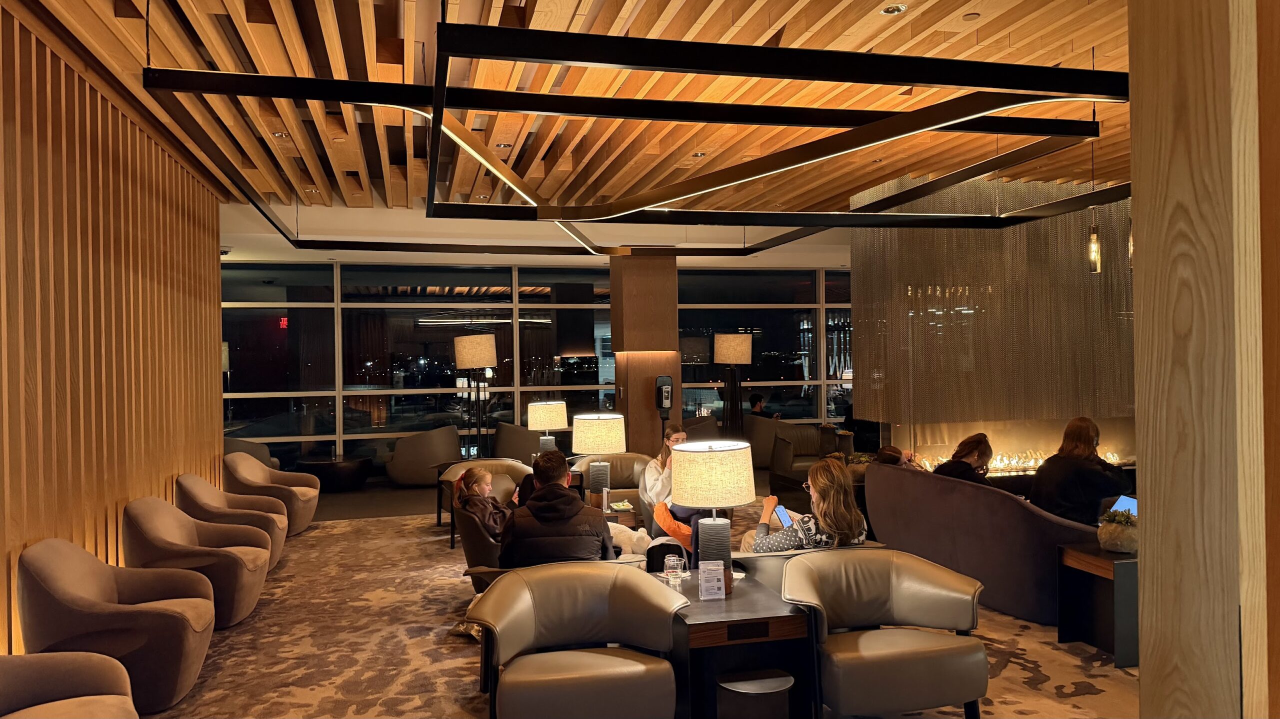 Admirals Club DCA lounge area