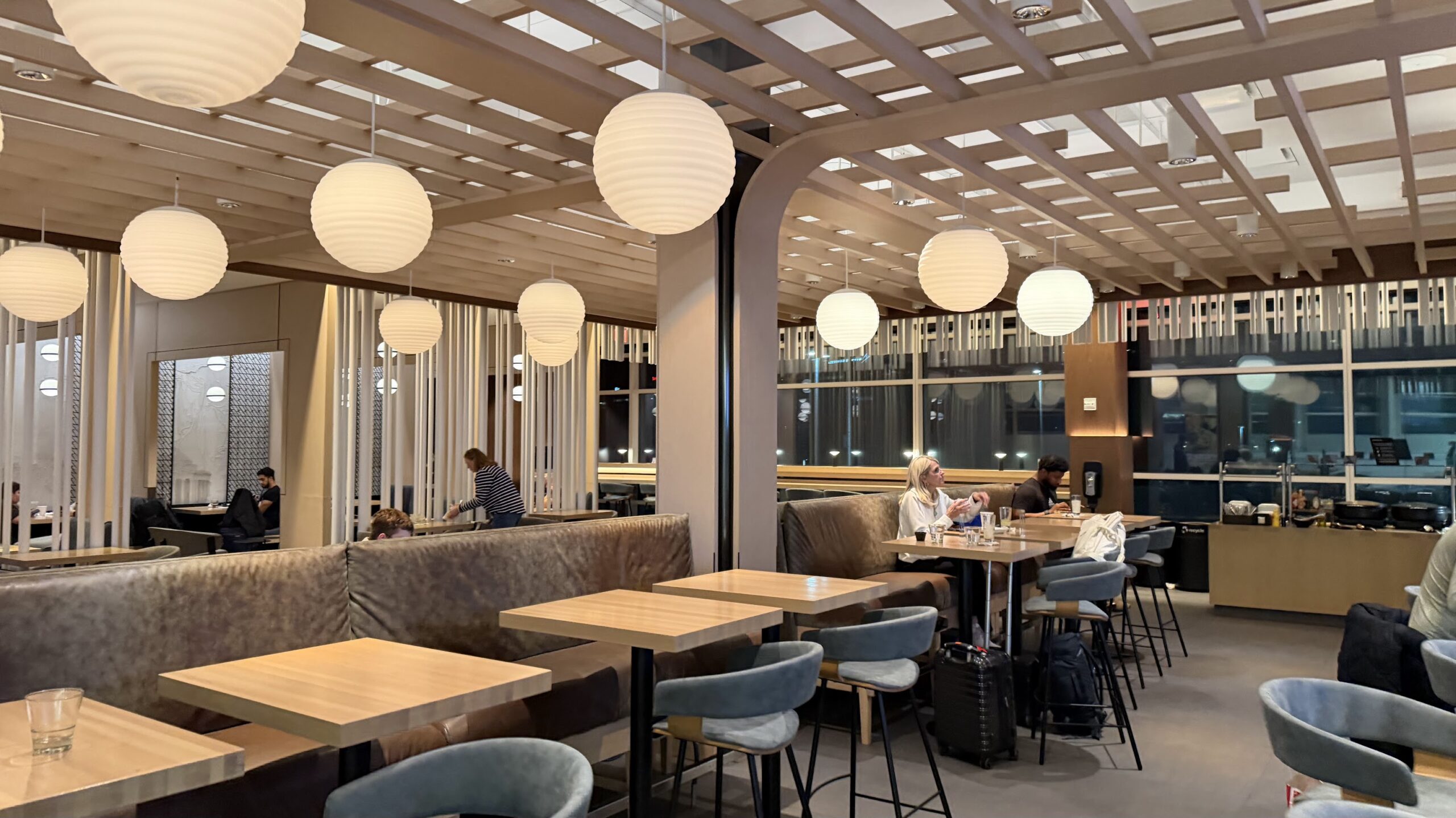 Admirals Club DCA dining area