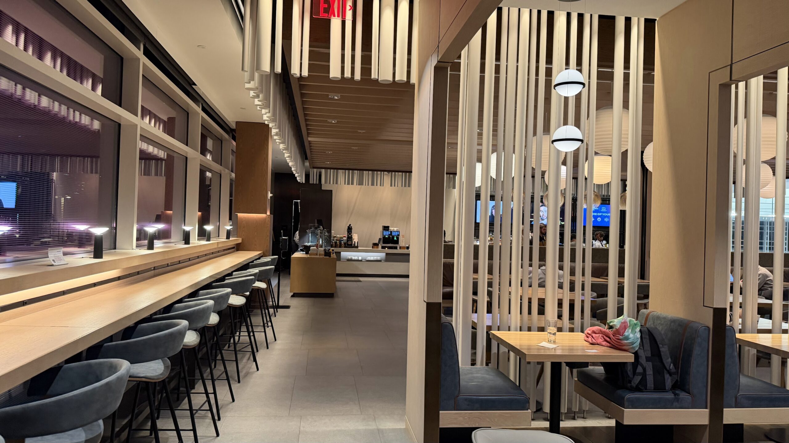 Admirals Club DCA dining area