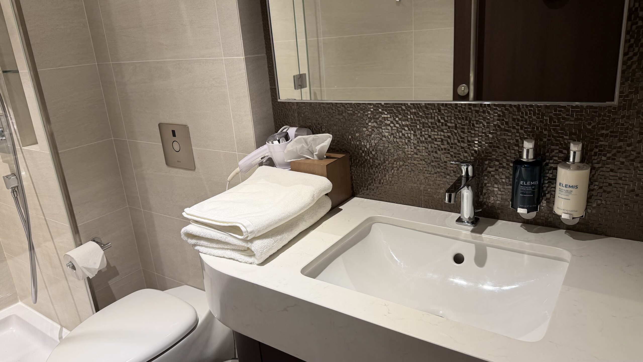 British Airways Lounge Singapore showers