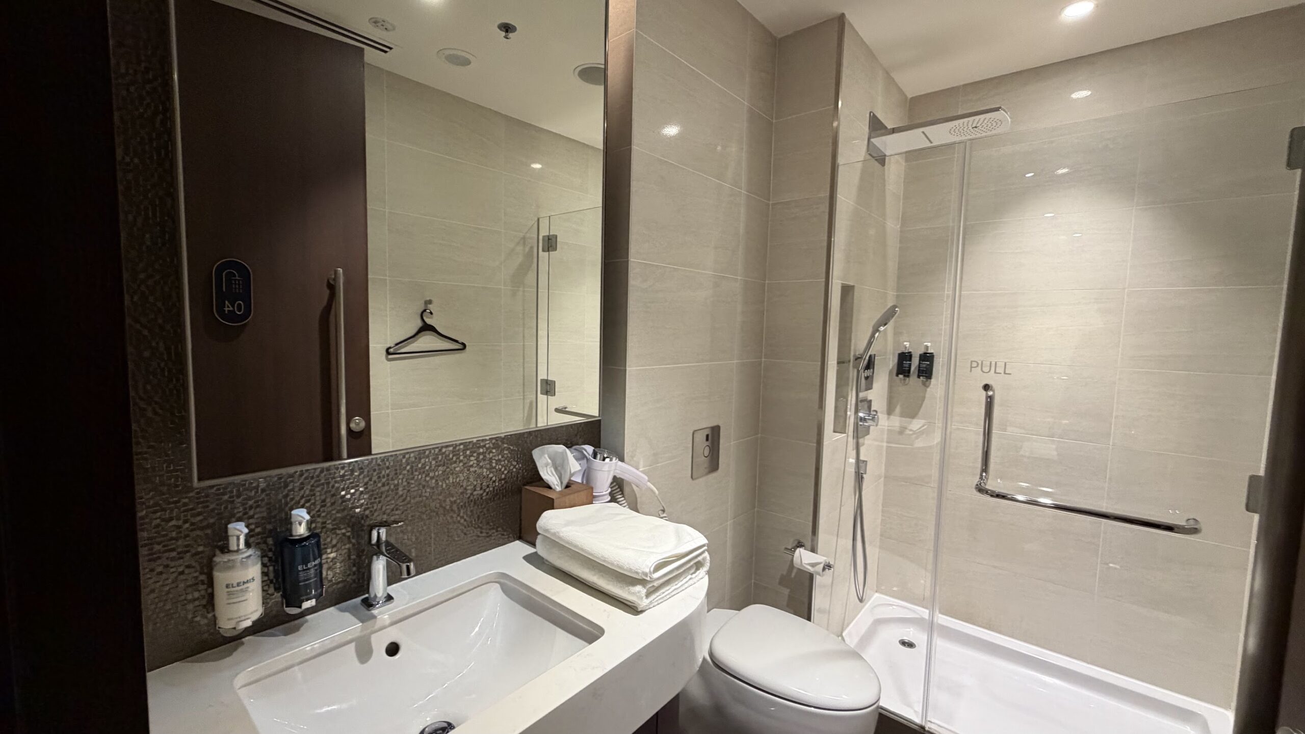 British Airways Lounge Singapore showers