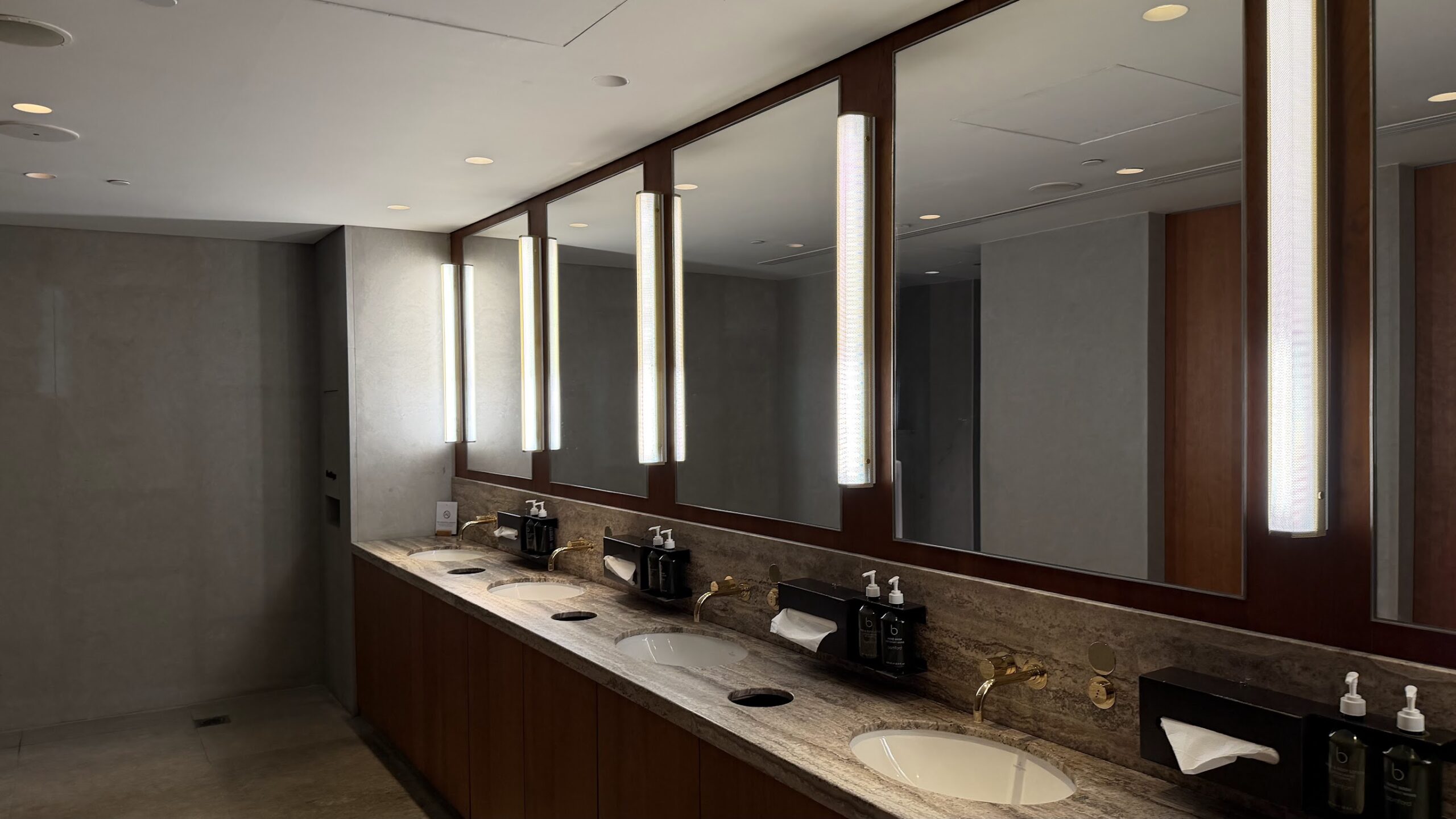 Cathay Pacific Lounge Singapore washroom