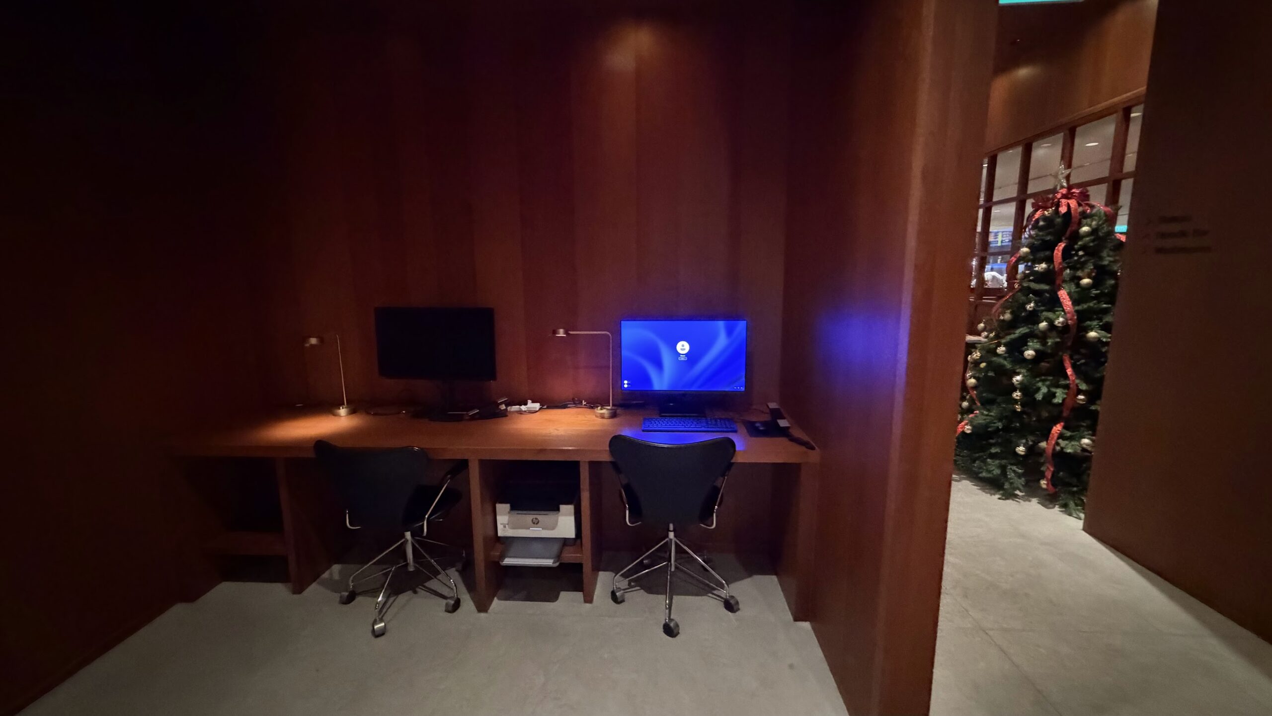 Workstations at the Cathay Pacific Lounge Singapore's Bureau