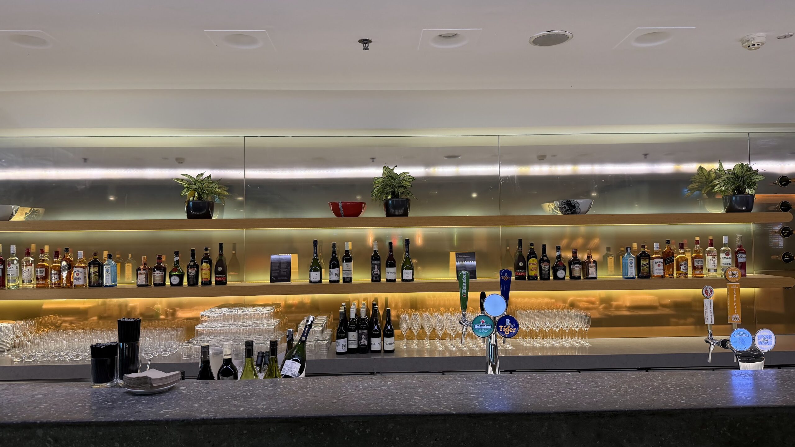 Qantas Business Lounge Singapore bar