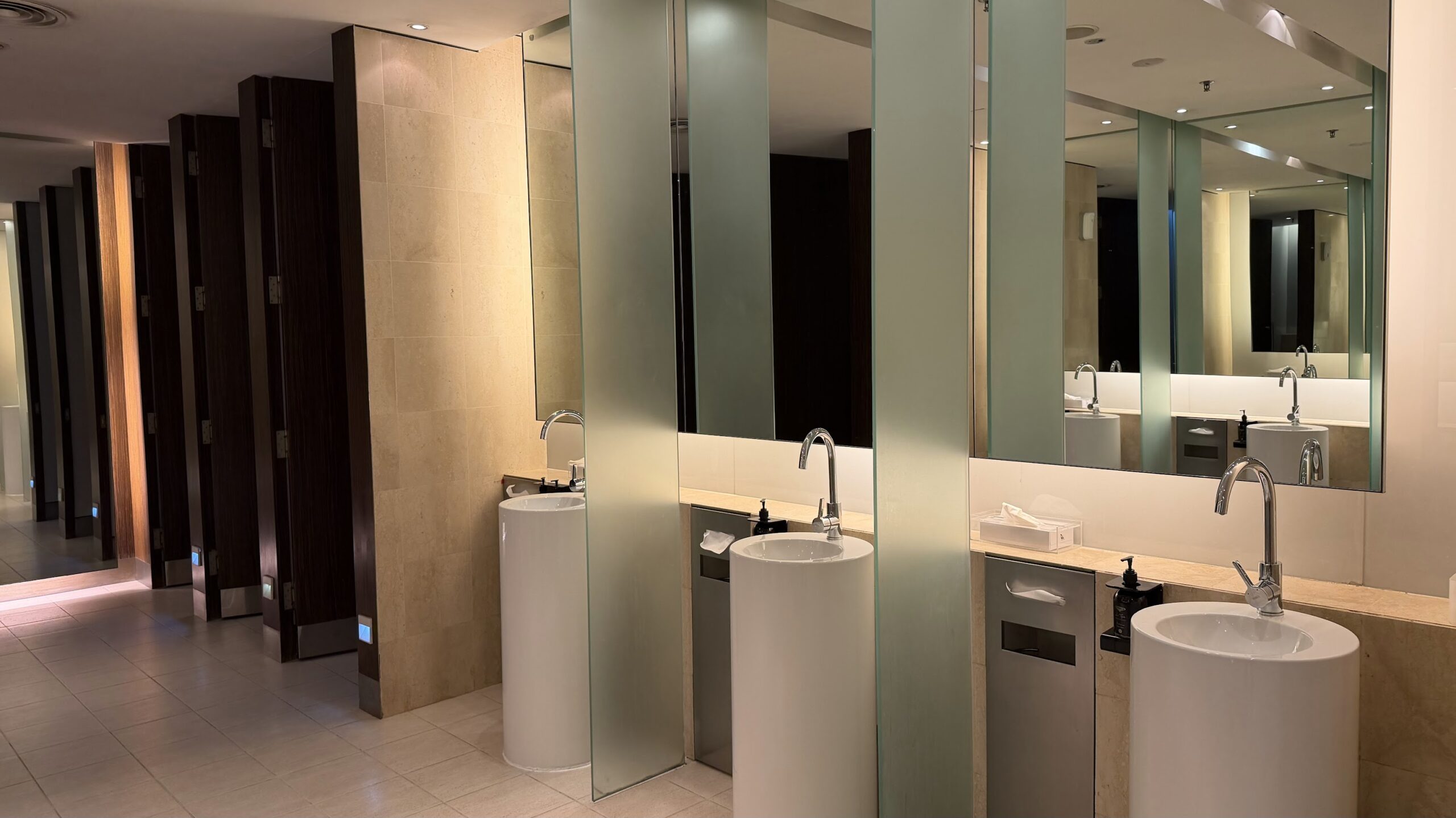 Qantas Business Lounge Singapore washroom
