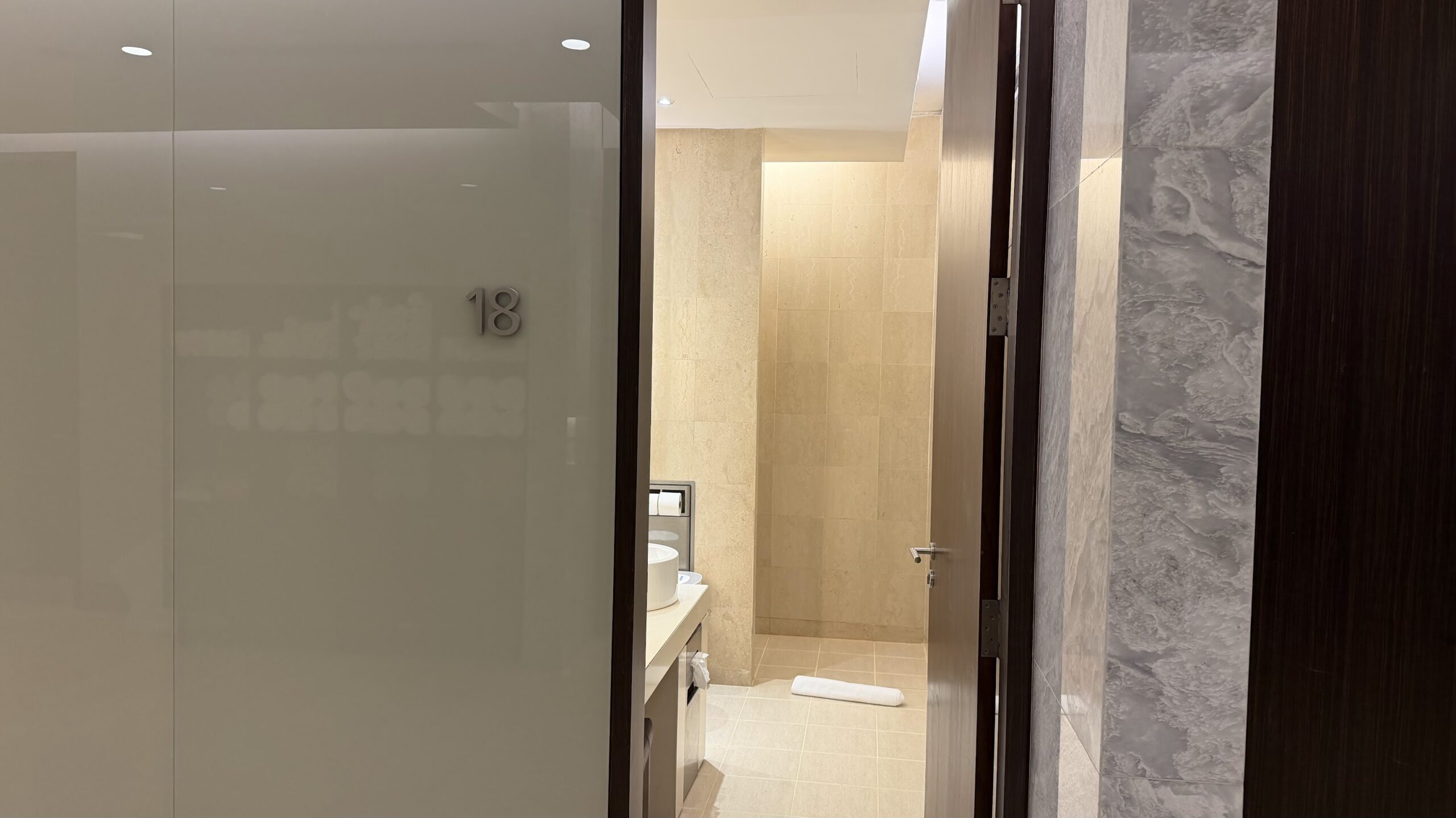 Qantas Business Lounge Singapore showers