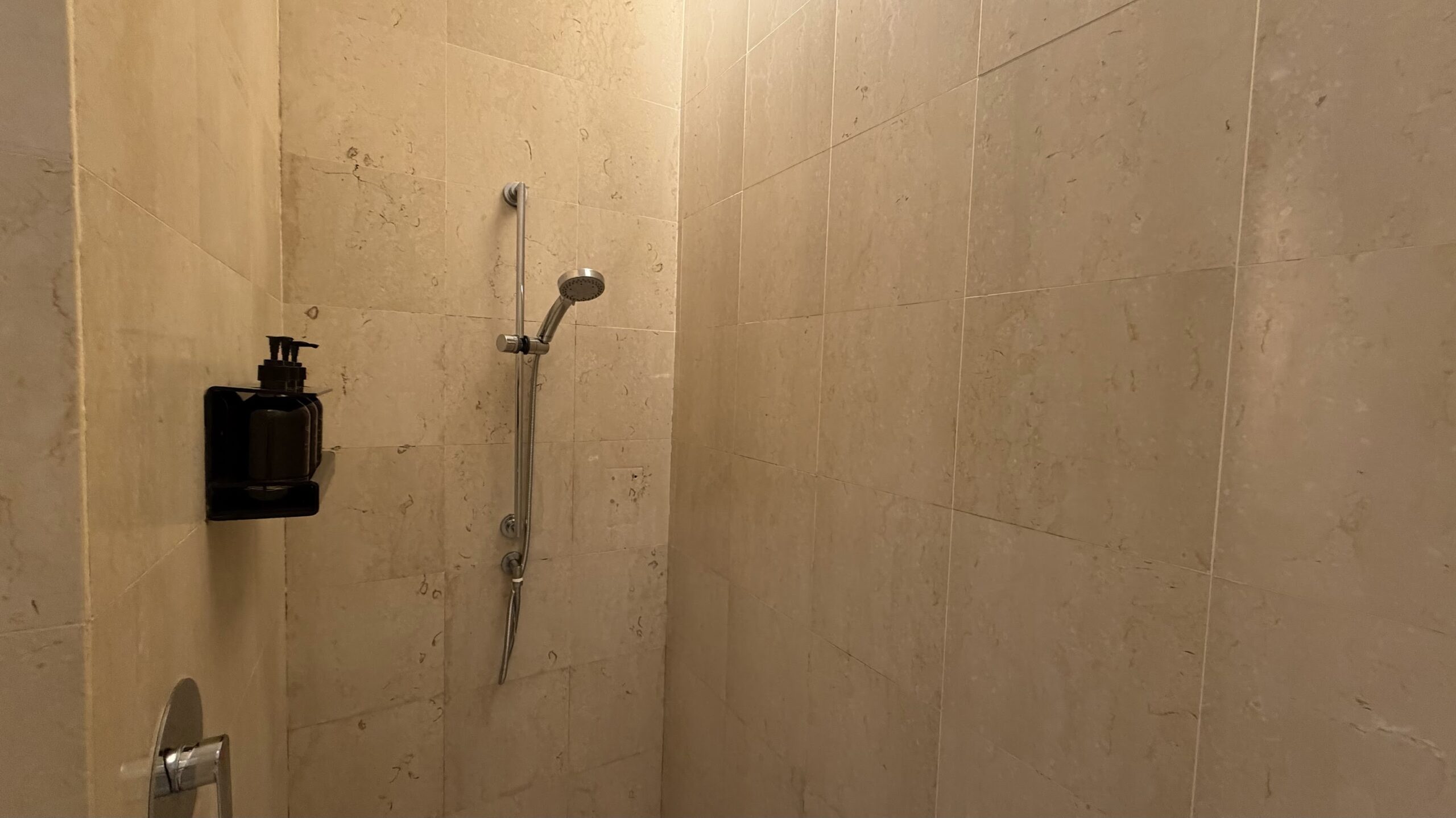 Qantas Business Lounge Singapore showers