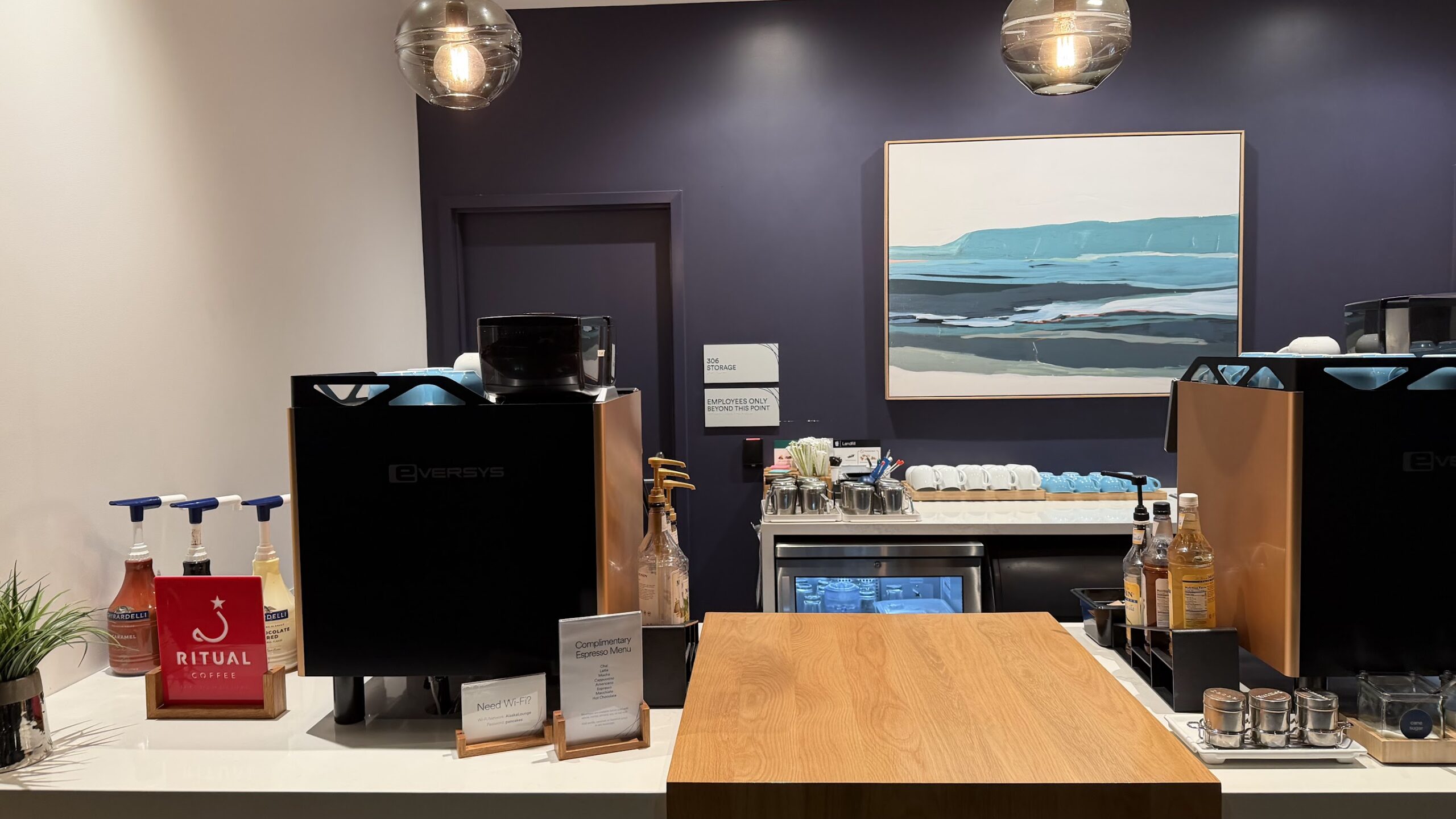 Alaska Airlines Lounge SFO dining area