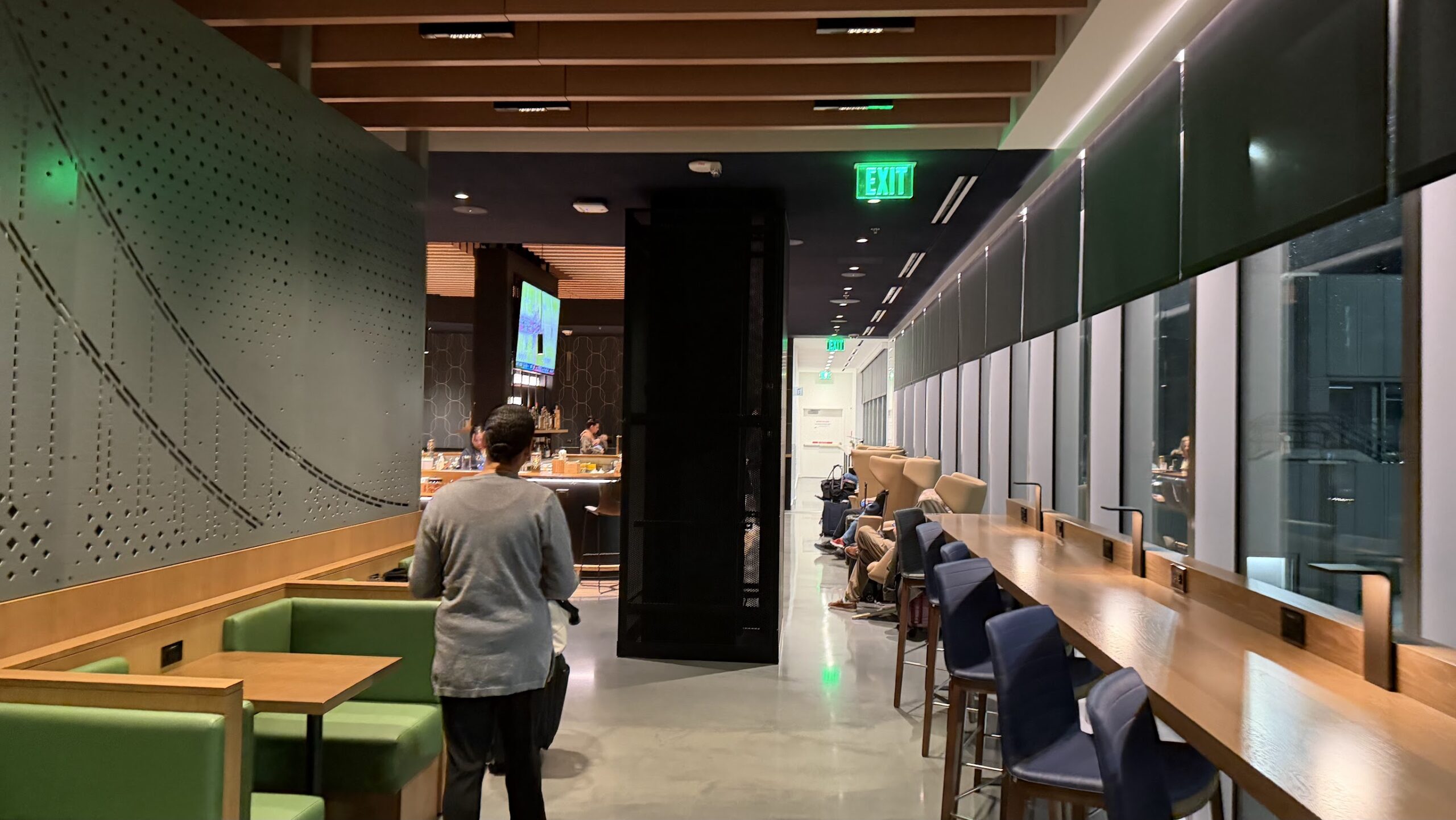 Alaska Airlines Lounge SFO dining area