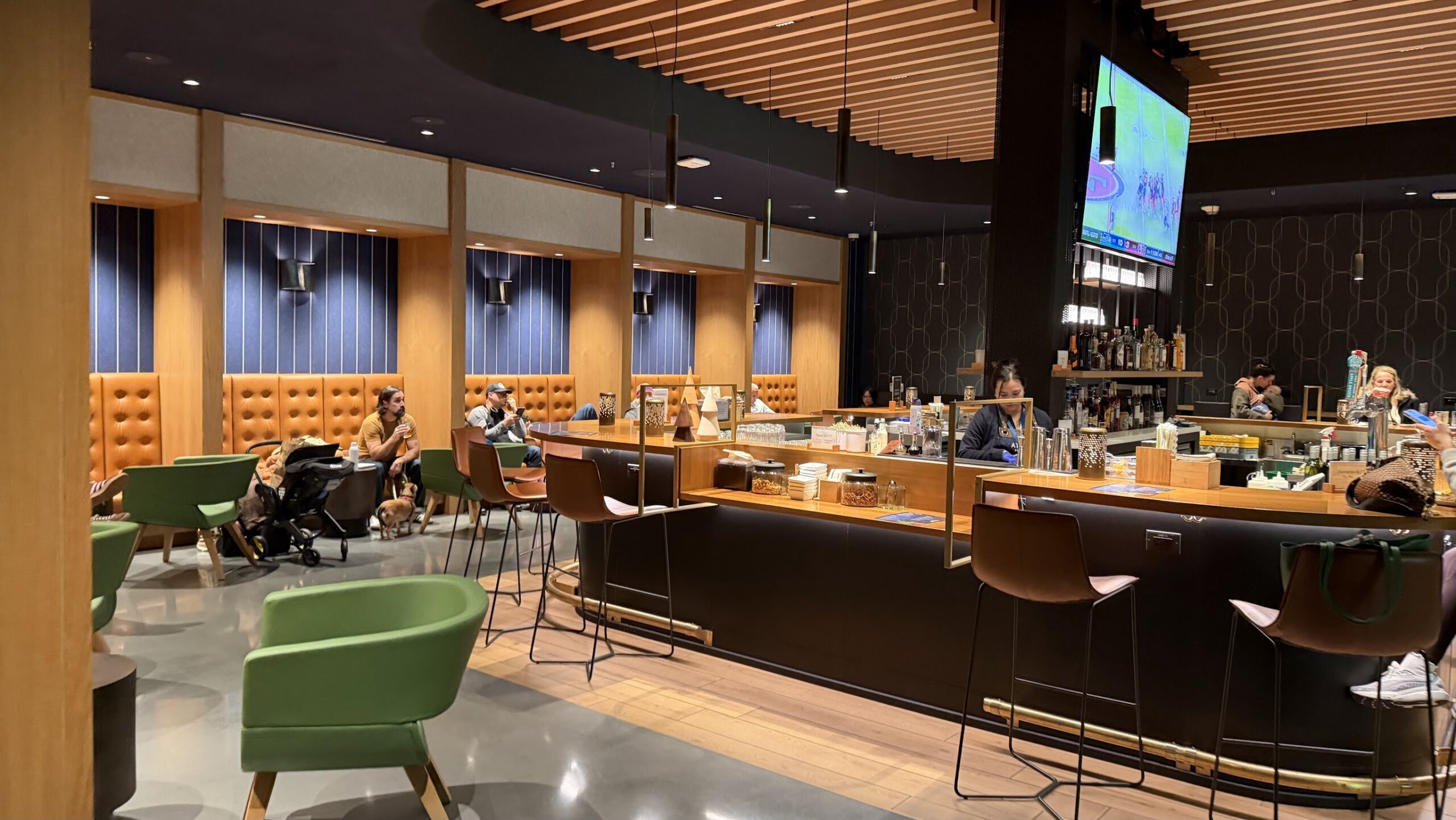 Alaska Airlines Lounge SFO bar