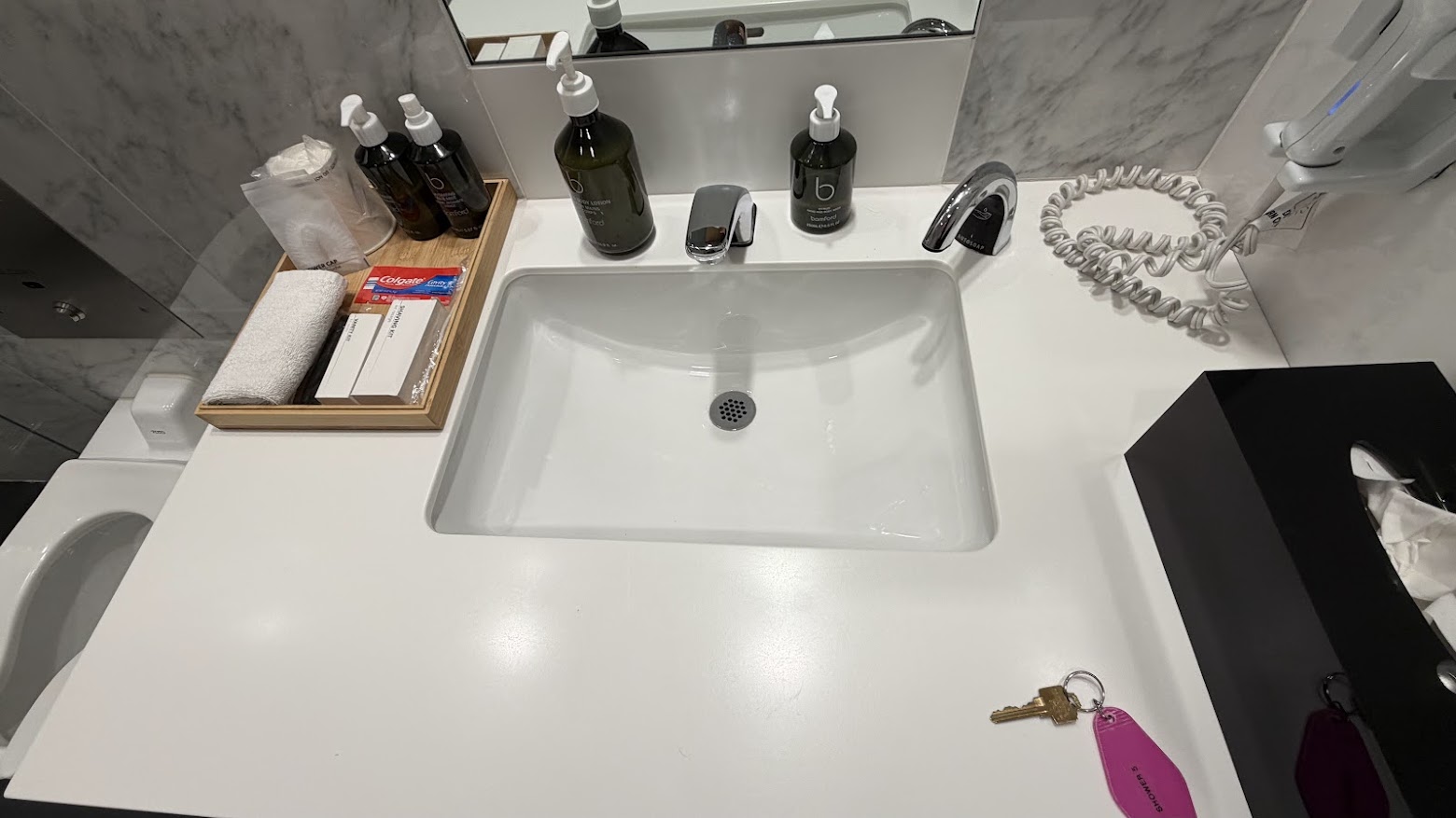 Cathay Pacific Lounge SFO shower amenities