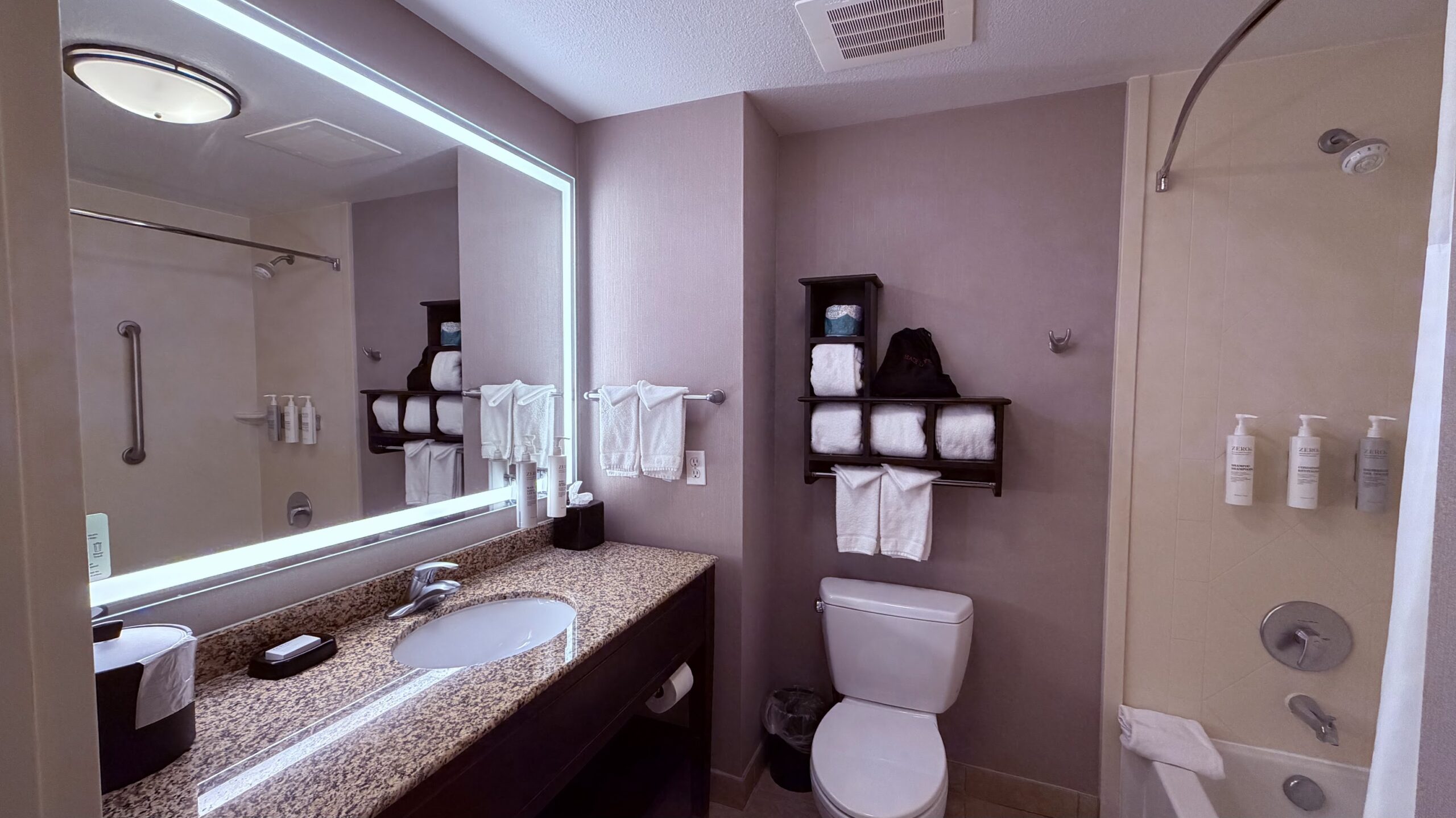 The showers of the Queen Room came with a bathtub