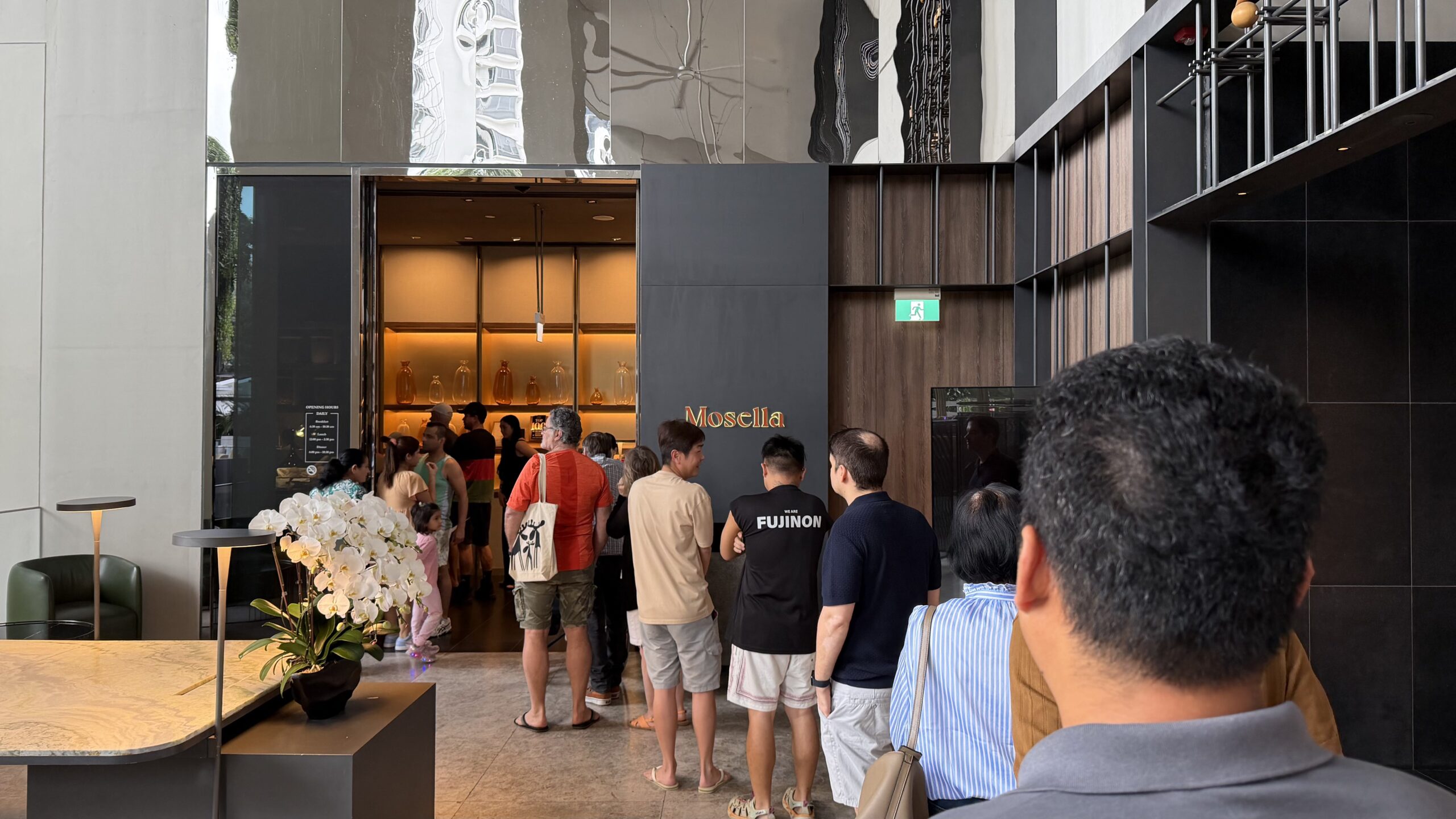 A long queue formed to enter Mosella