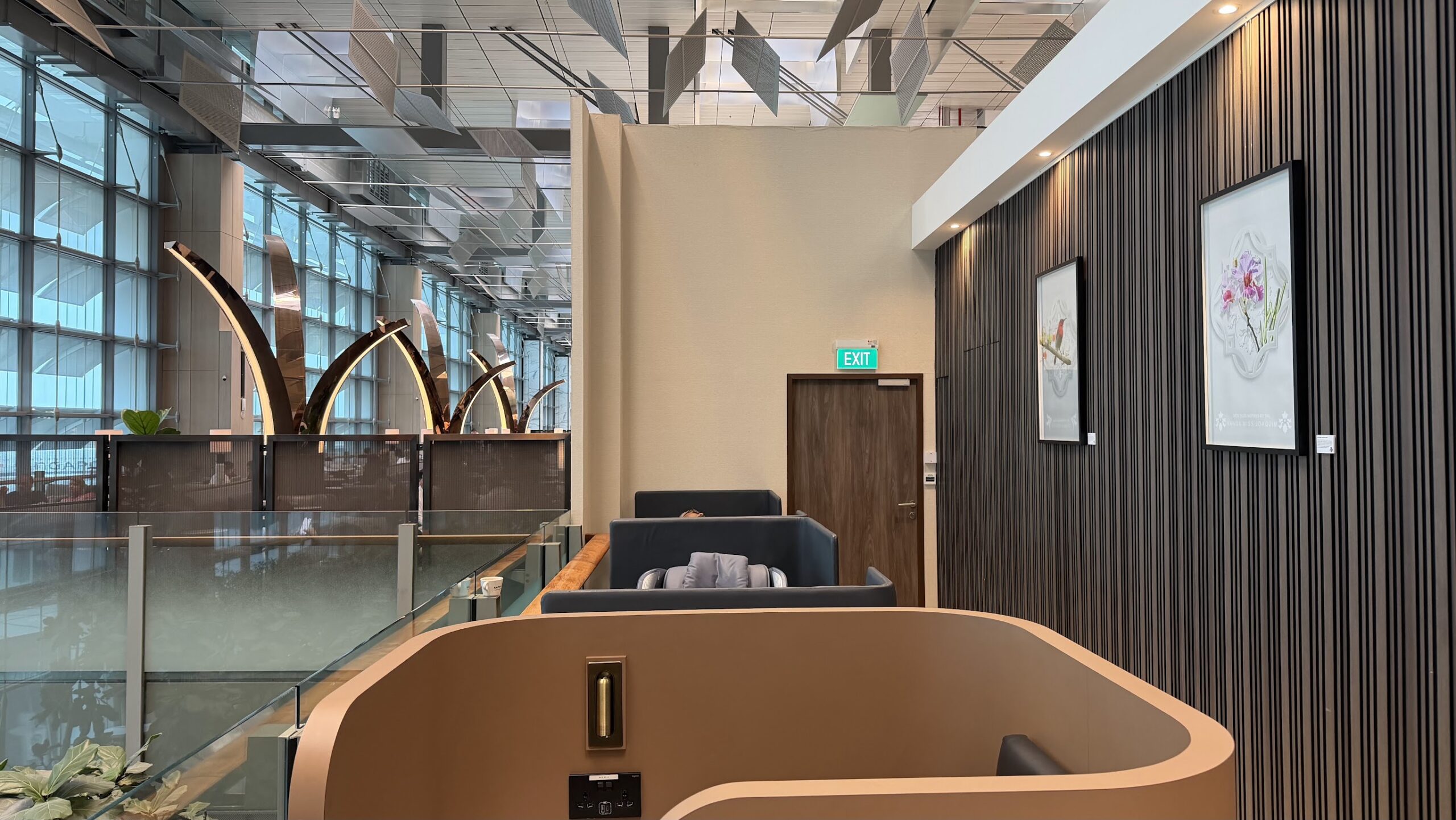 SATS Premier Lounge T3 productivity booths