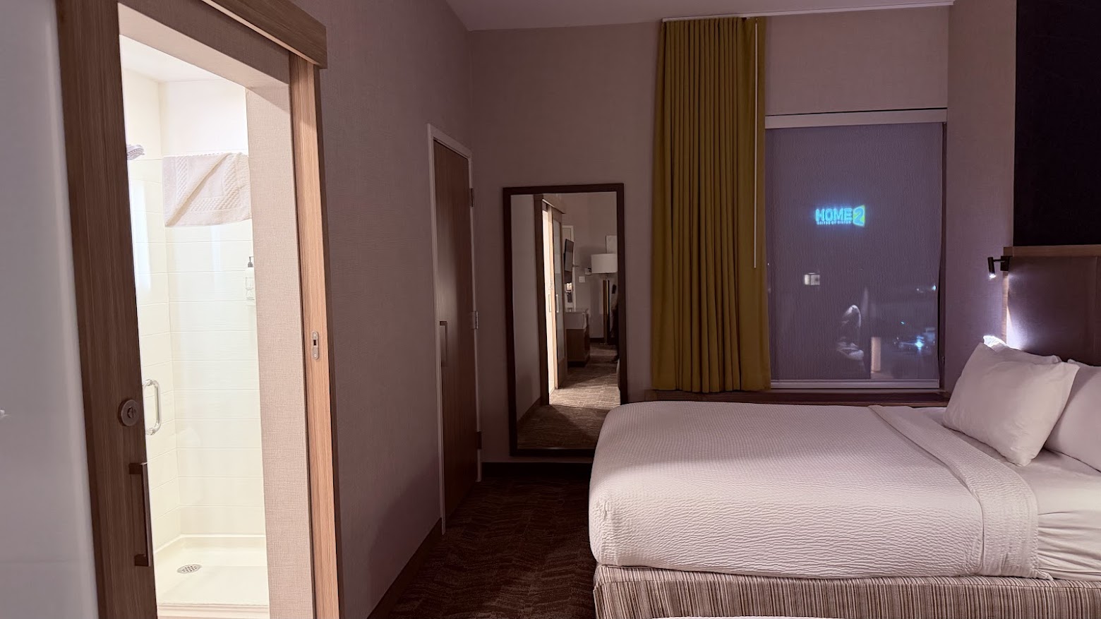 Bedroom of the 2 Queen Room