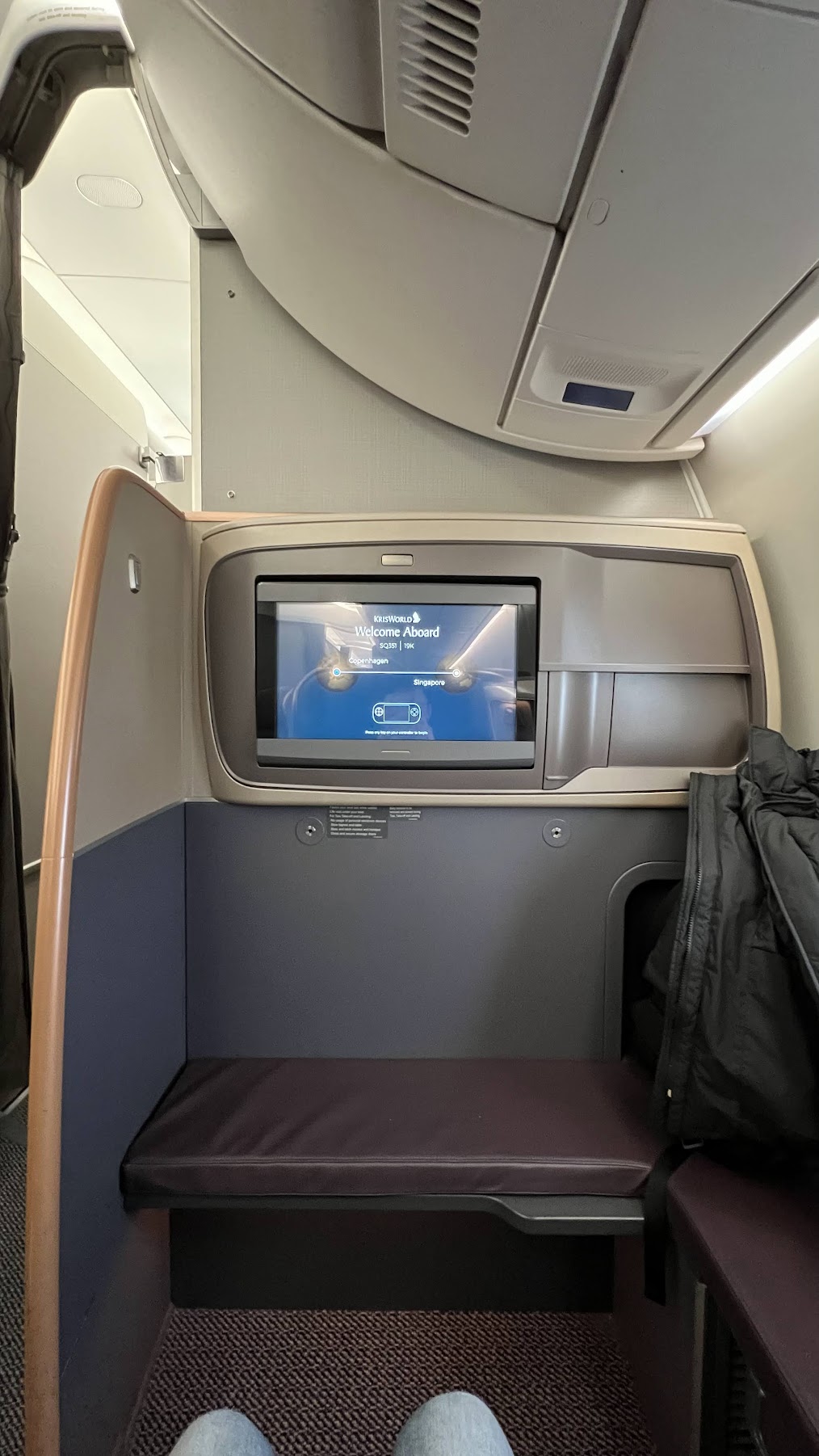 Singapore Airlines A350-900 business bulkhead seat's legroom