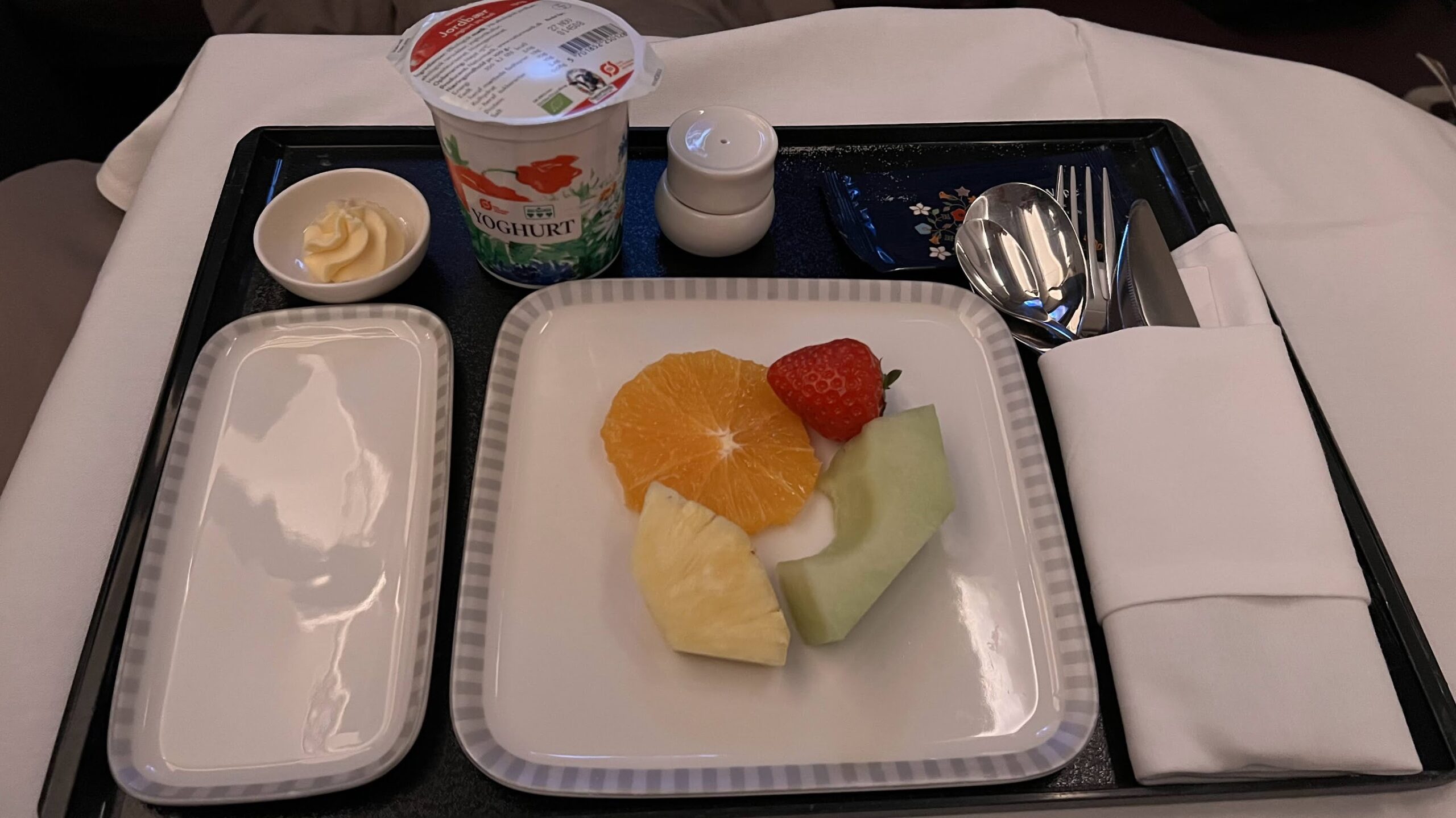 Singapore Airlines SQ351 breakfast service fruits