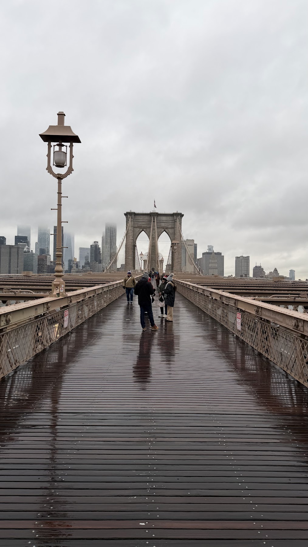 Walking the Brooklyn Bridge from Brooklyn