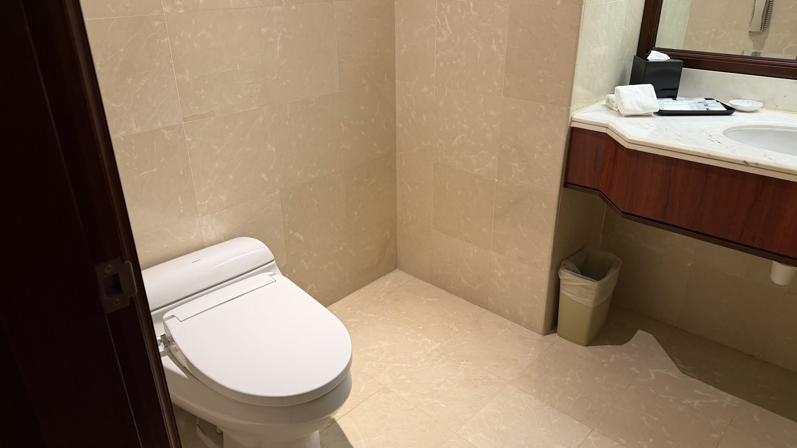 Gurney Bay Hotel Premier Seaview Room bathroom