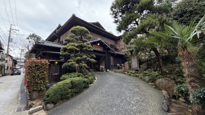 Hotel Hanakoyado entrance