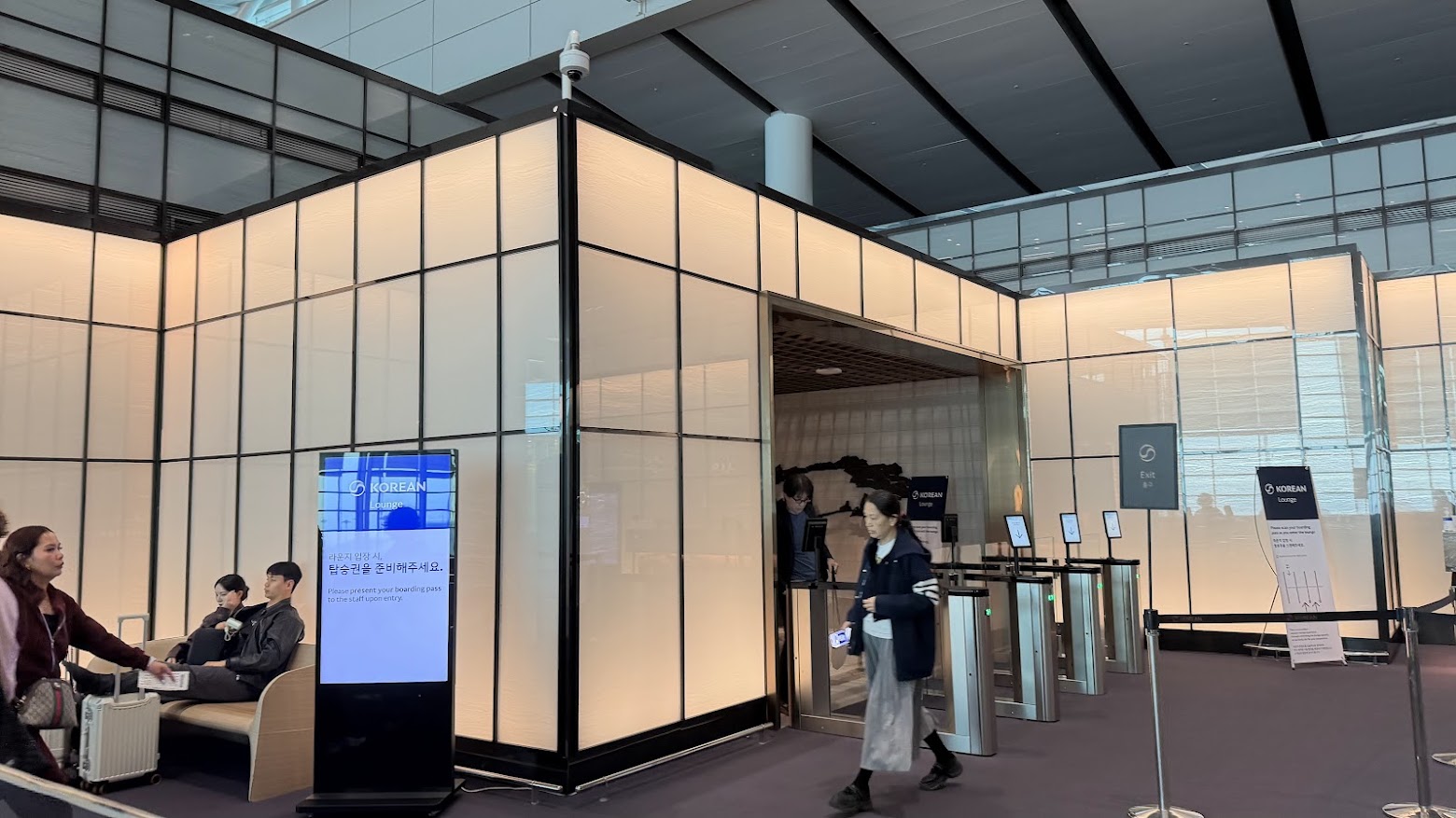 Korean Air Prestige Lounge East entrance to the left side