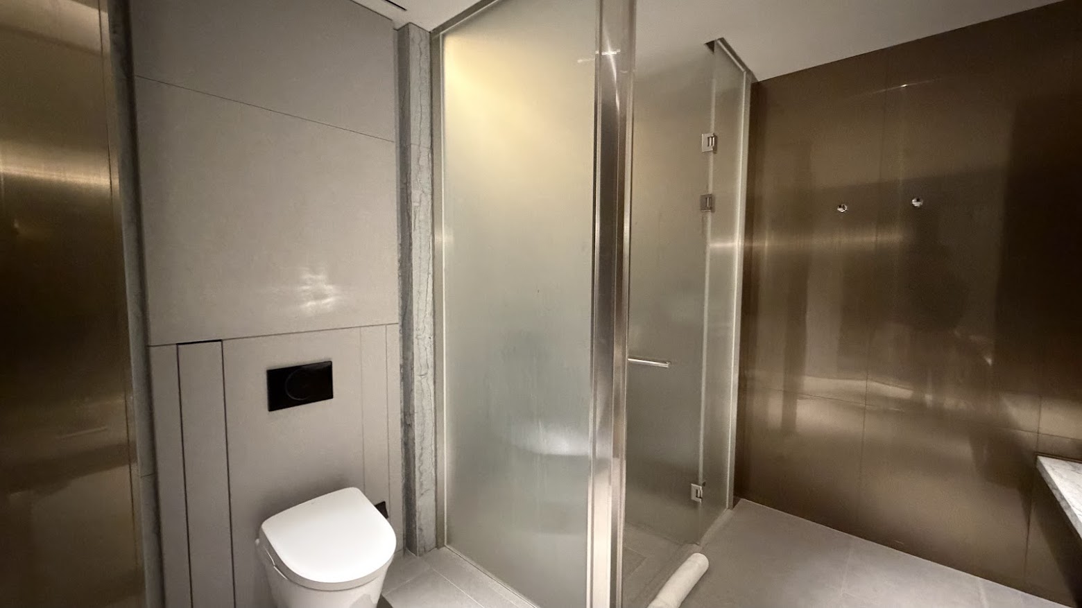Korean Air Prestige Lounge East (Left) shower suite