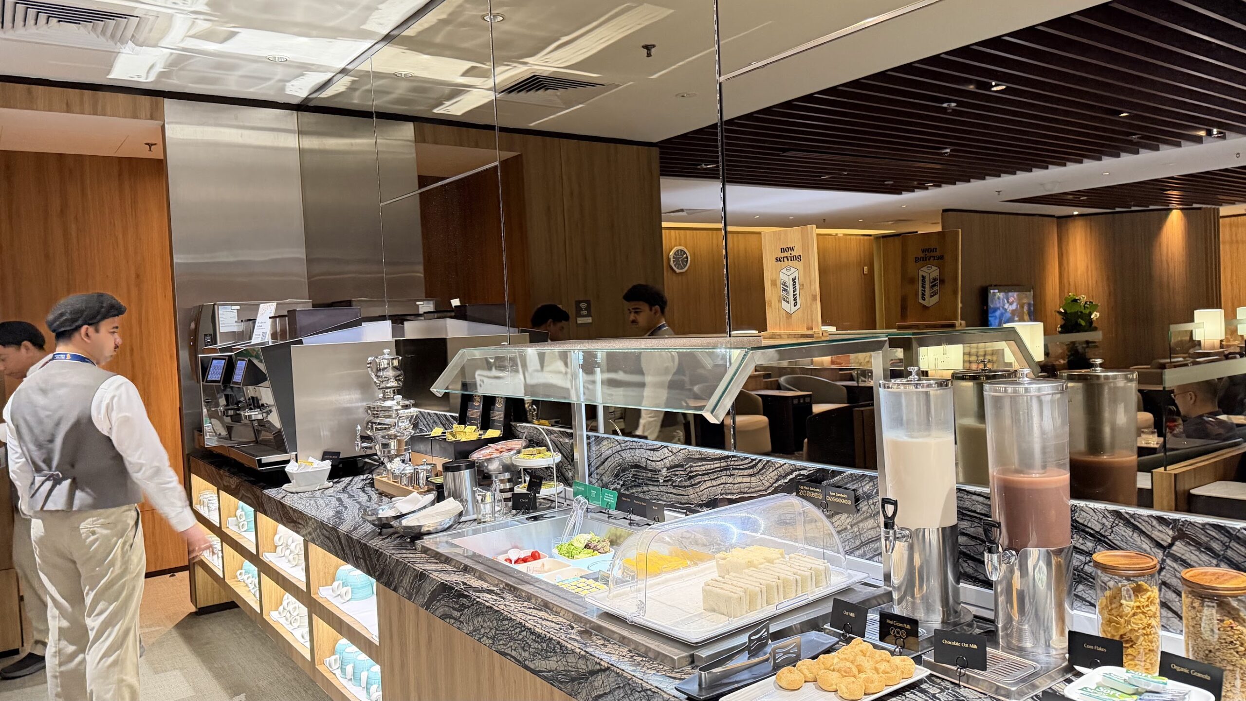 Singapore Airlines KrisFlyer Gold Lounge T2 dining