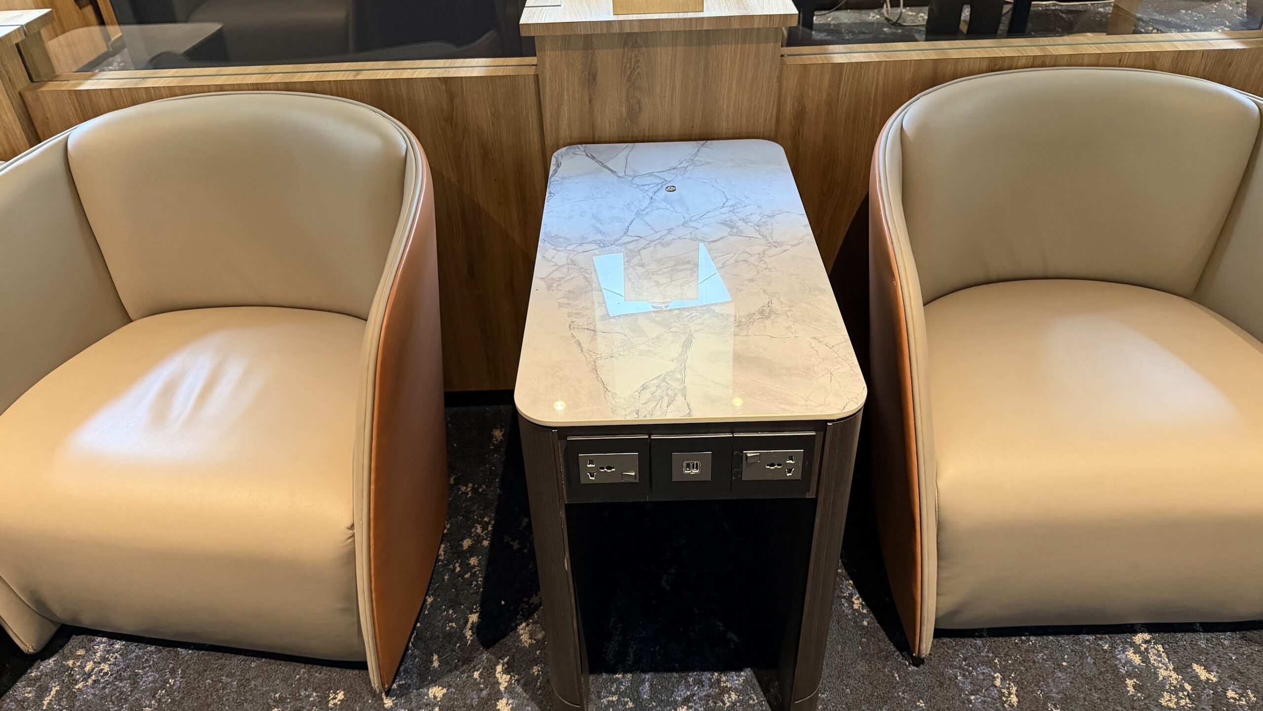 Singapore Airlines KrisFlyer Gold Lounge T2 power sockets