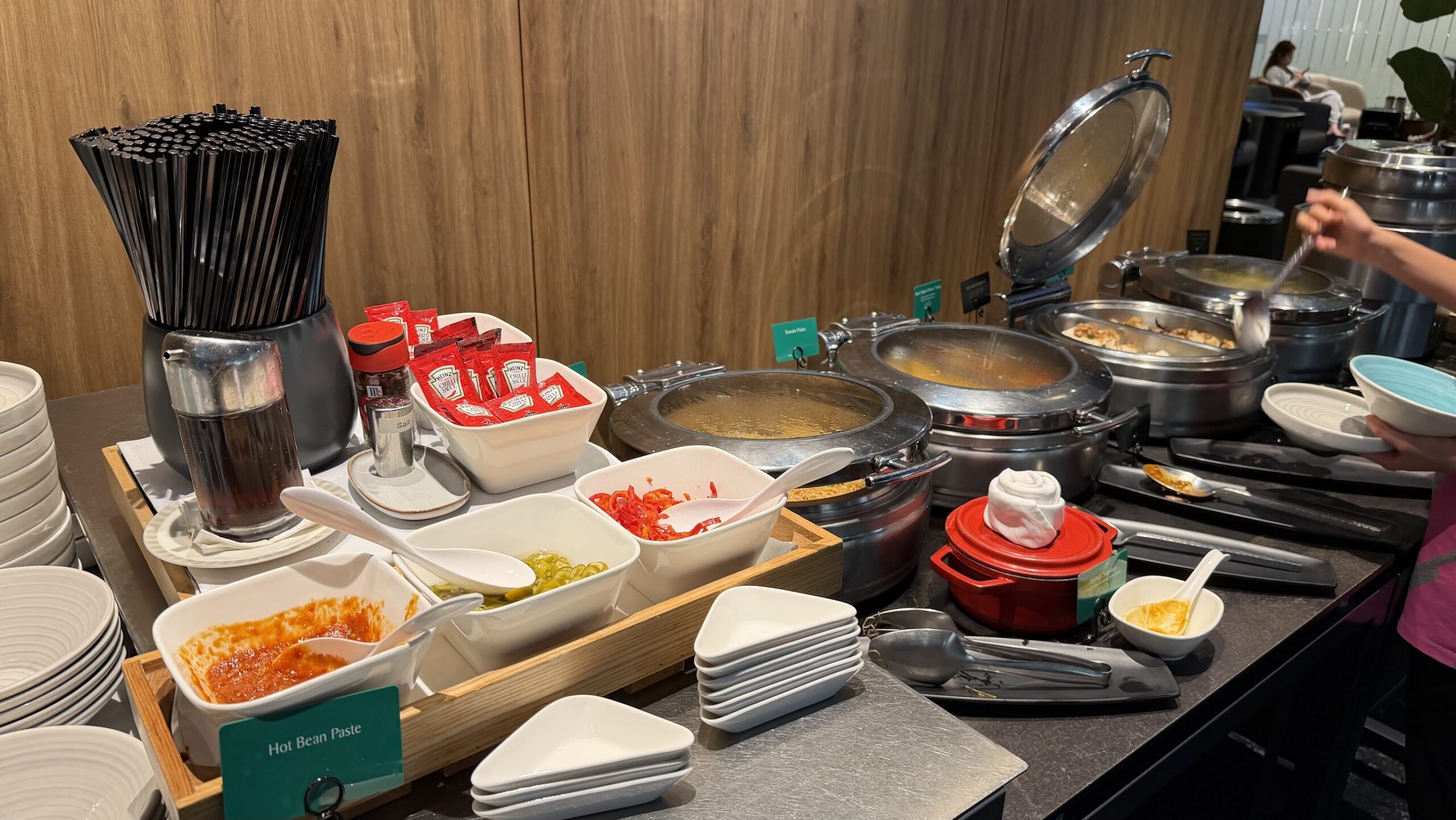 Singapore Airlines KrisFlyer Gold Lounge T2 dining