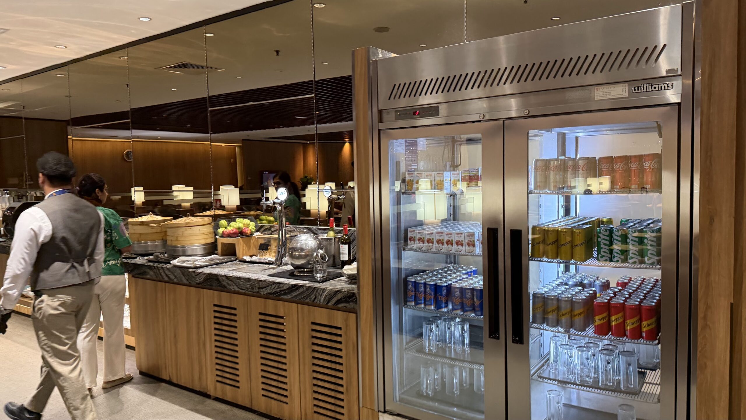 Singapore Airlines KrisFlyer Gold Lounge T2 dining
