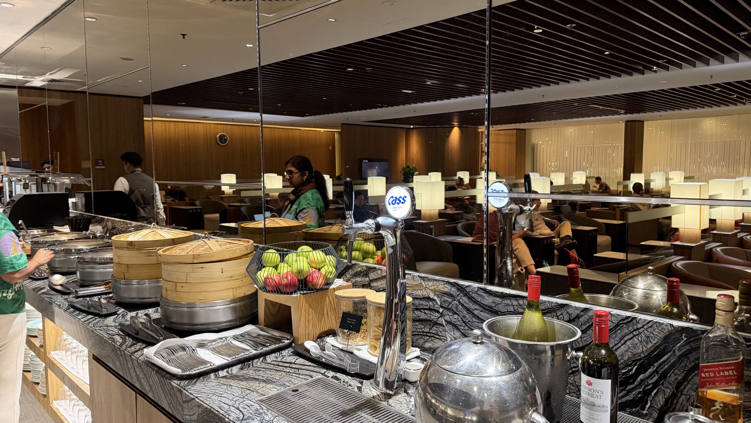 Singapore Airlines KrisFlyer Gold Lounge T2 dining
