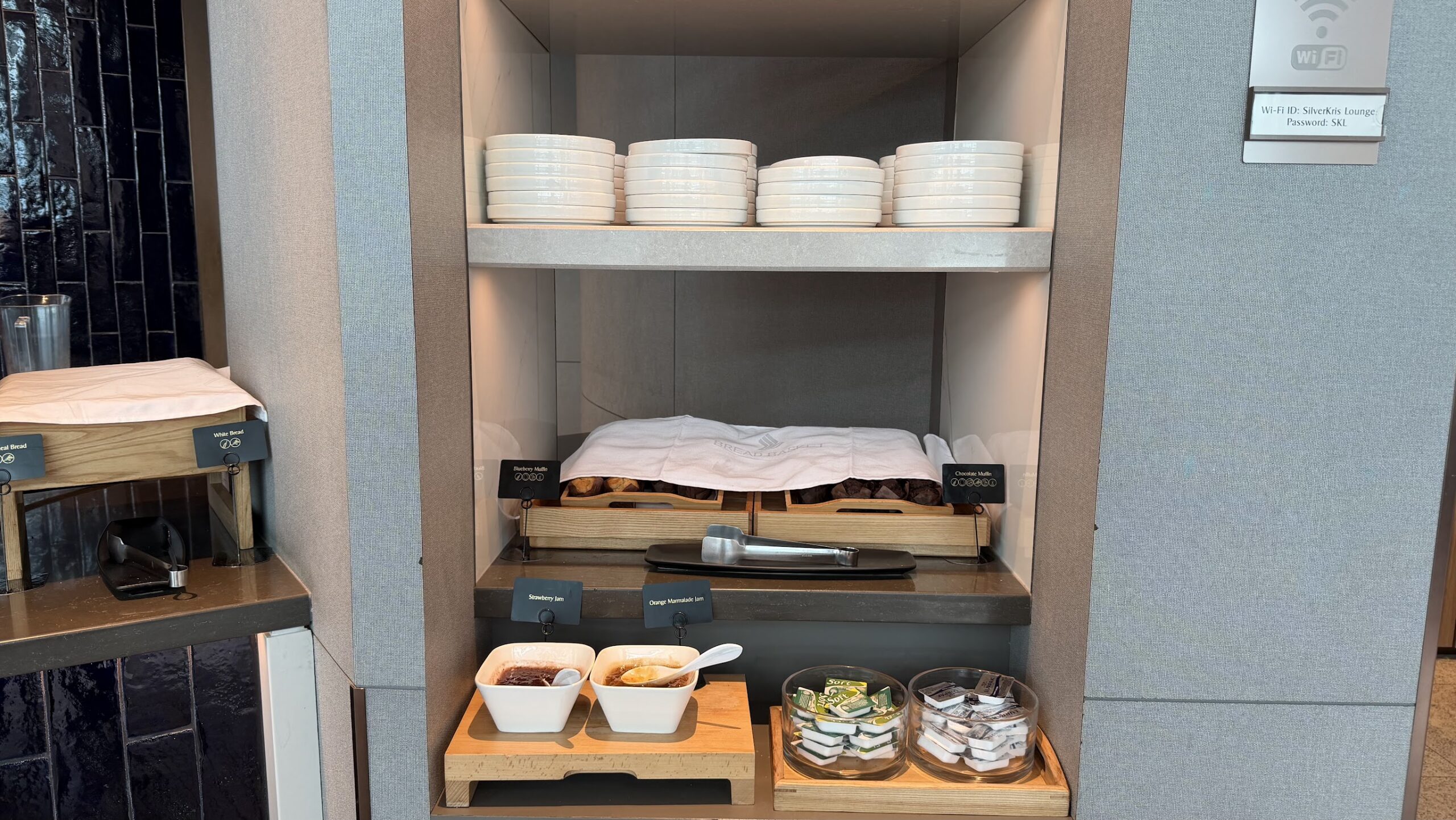 Singapore Airlines KrisFlyer Gold Lounge T3 bread and pastries