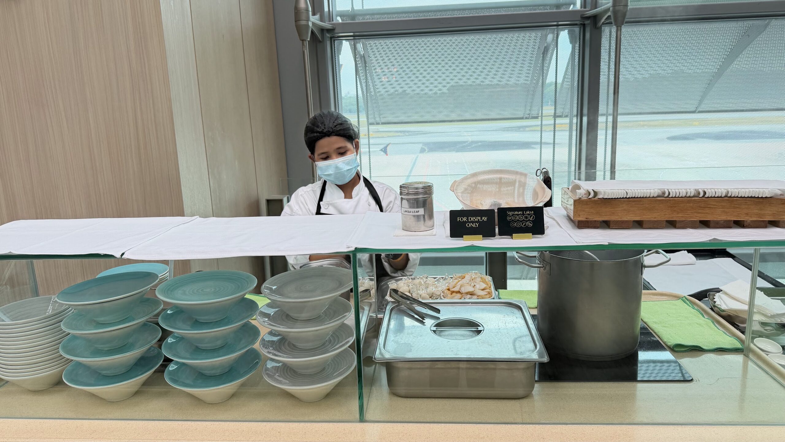 Singapore Airlines KrisFlyer Gold Lounge T3 laksa live station