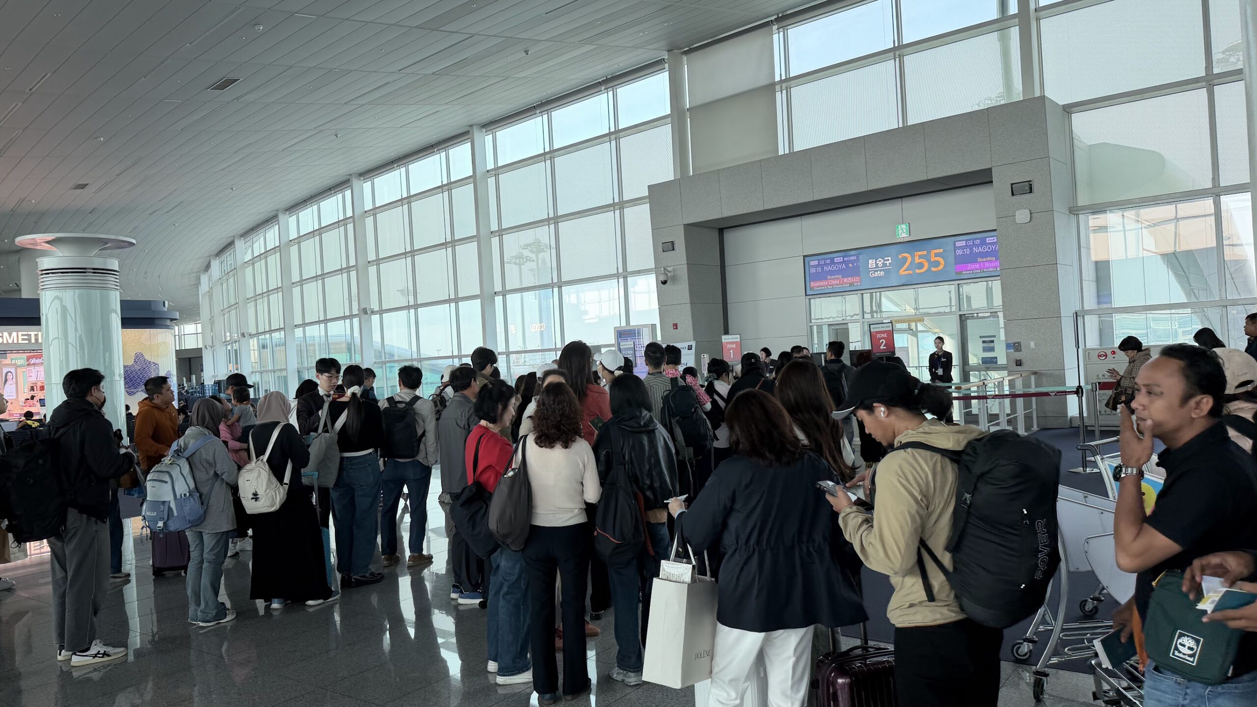 Asiana Airlines OZ122 boarding