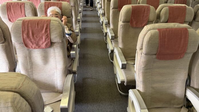 Asiana Airlines OZ122 economy seats