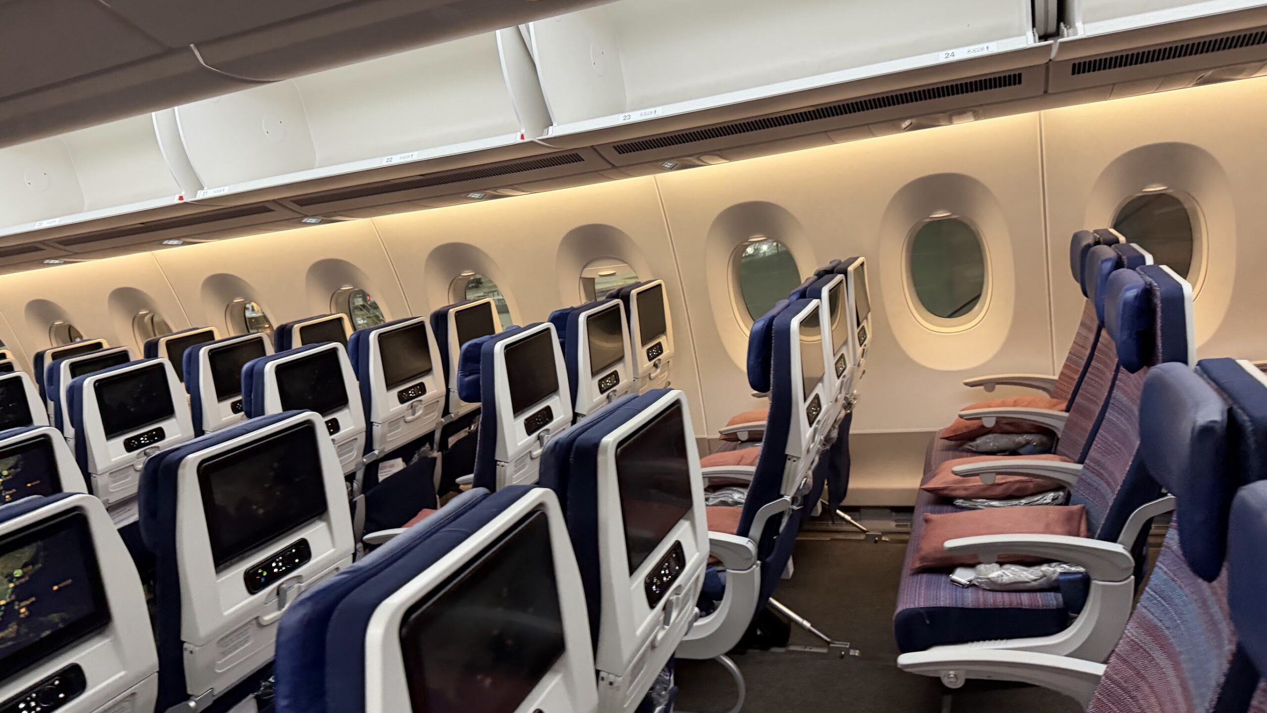 Asiana Airlines OZ752 economy class seats