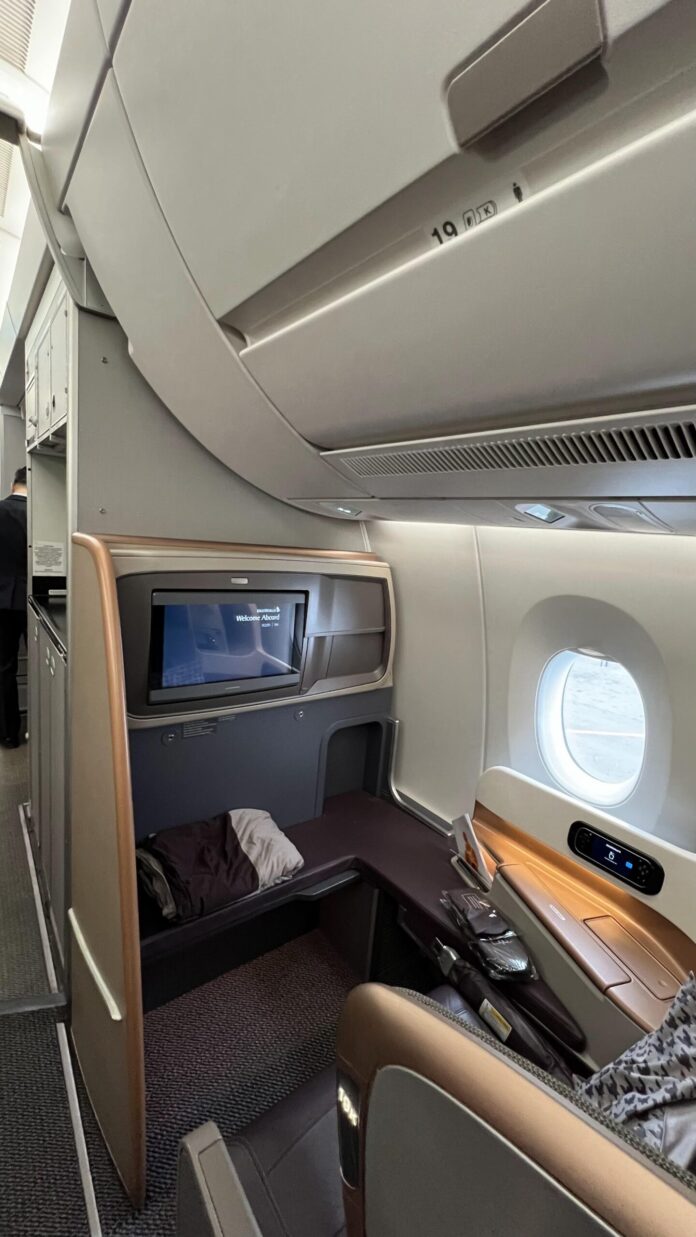 sq351-nov24-1 Singapore Airlines A350-900 business bulkhead seat