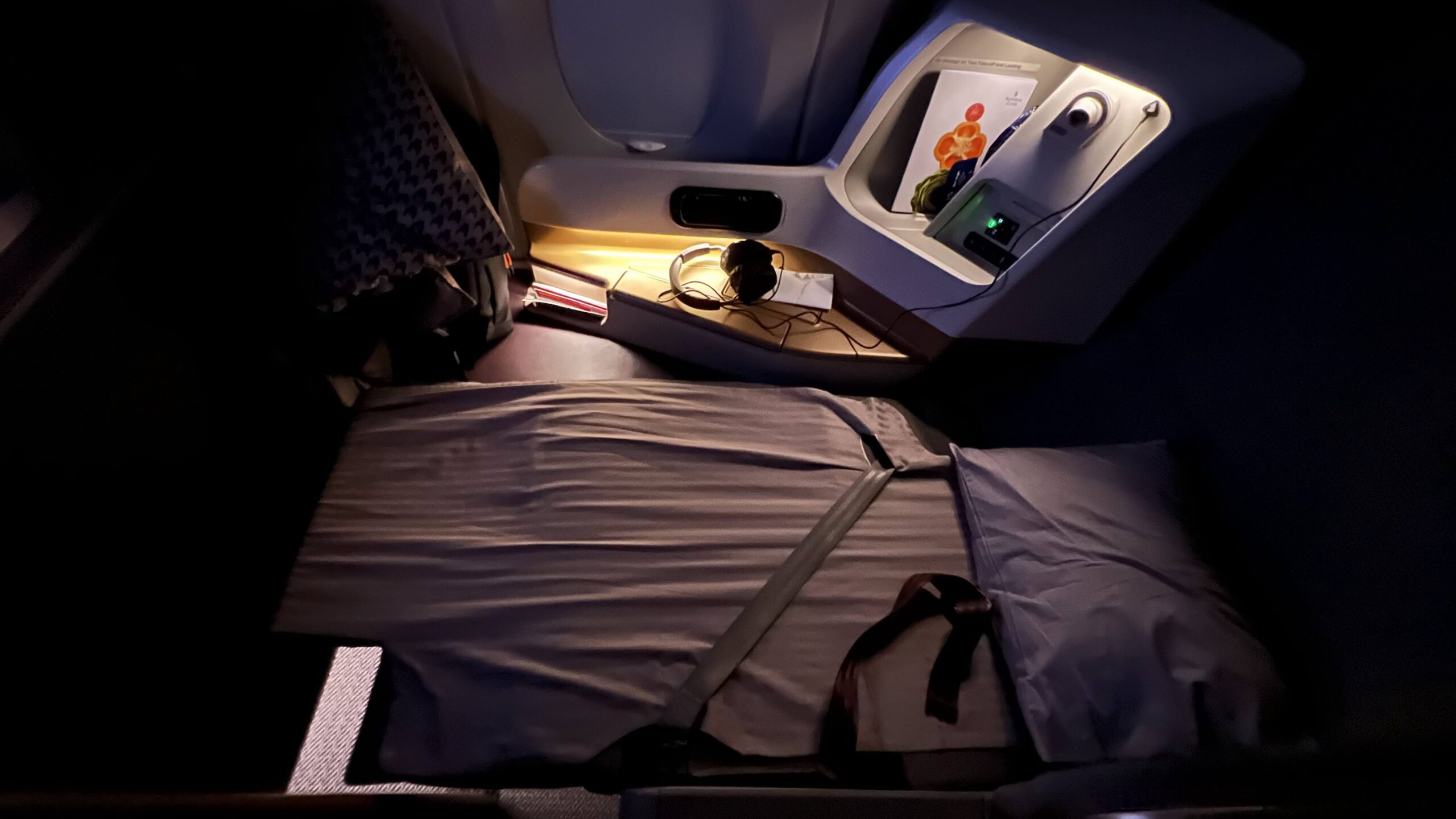 Singapore Airlines A350-900 business bed