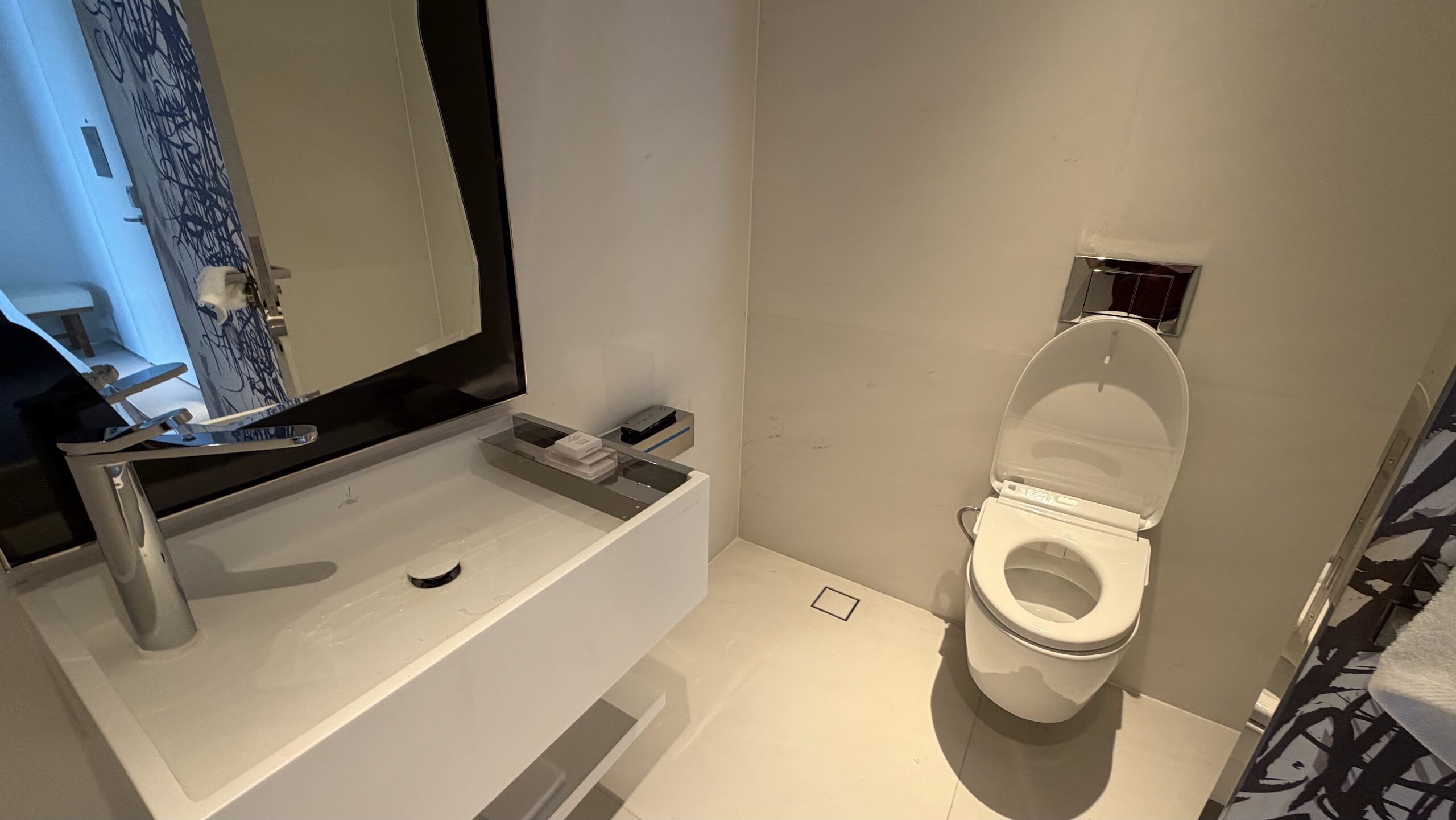 JW Marriott Hotel Singapore South Beach 1 Bedroom Larger Suite guest bathroom