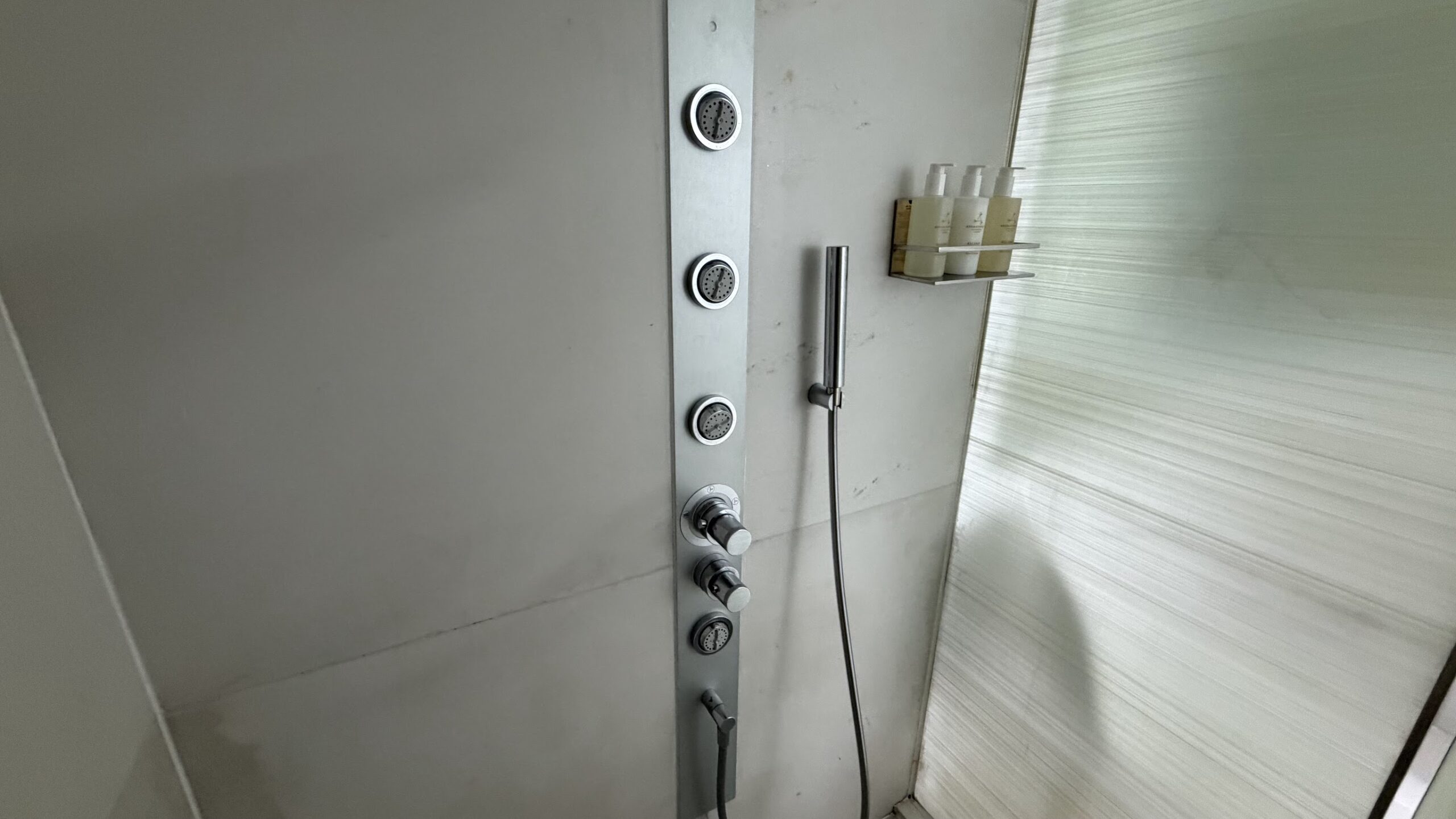JW Marriott Hotel Singapore South Beach 1 Bedroom Larger Suite showers