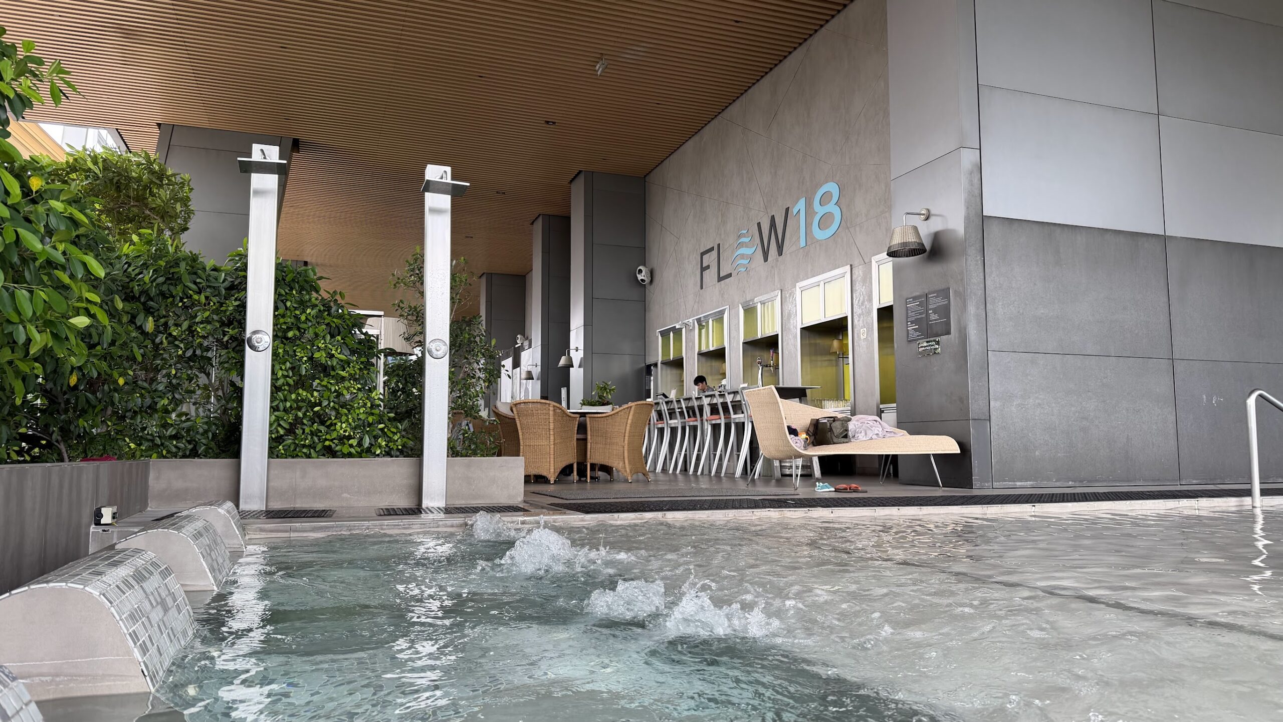 JW Marriott Hotel Singapore South Beach Flow18 jacuzzi pool