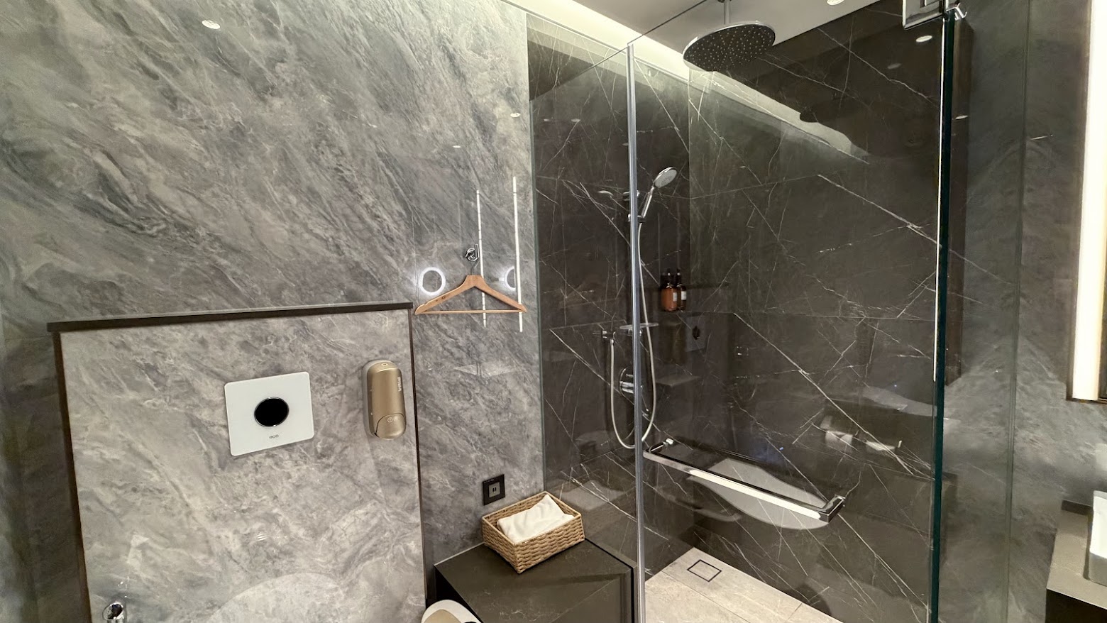 Singapore Airlines SilverKris Business Class Lounge T2 showers