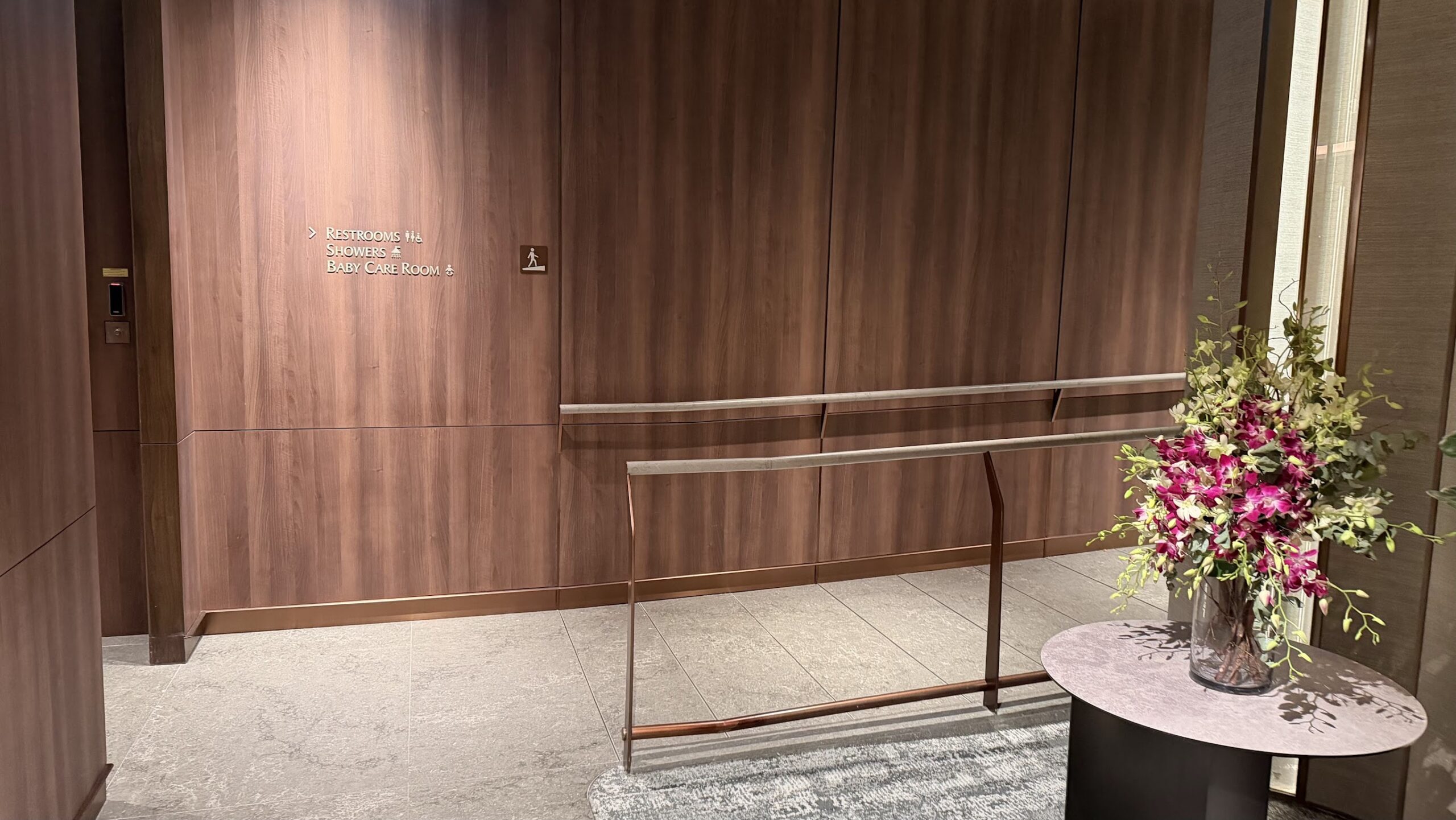 Singapore Airlines SilverKris Business Class Lounge T2 foyer leading to showers and baby care room