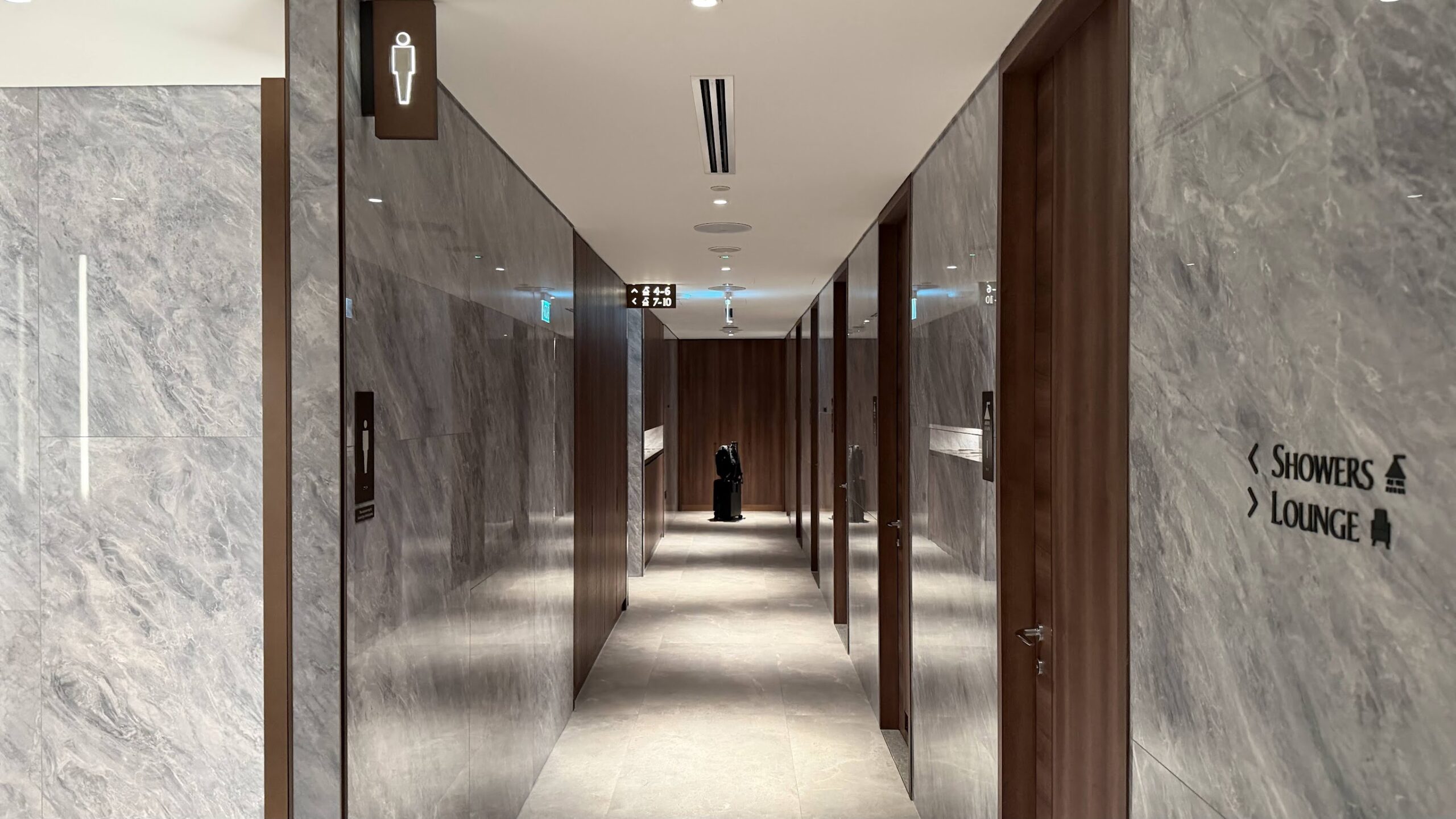 Singapore Airlines SilverKris Business Class Lounge T2 showers
